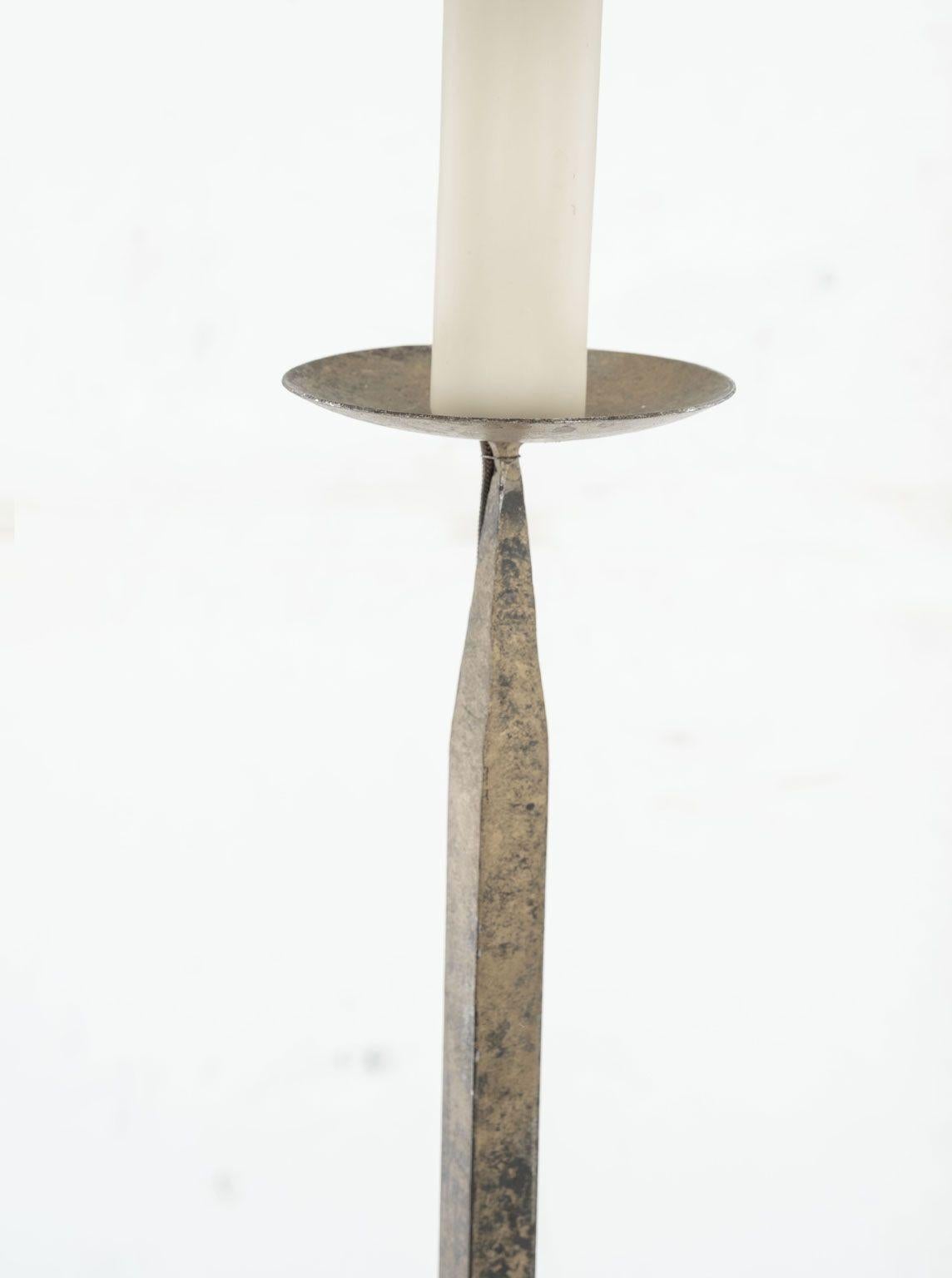 Lampada da terra d'epoca in ferro dorato, cablata di recente per l'uso negli Stati Uniti con parti omologate UL. Include un dimmer. Venduto senza paralume (dimensioni indicate senza paralume).