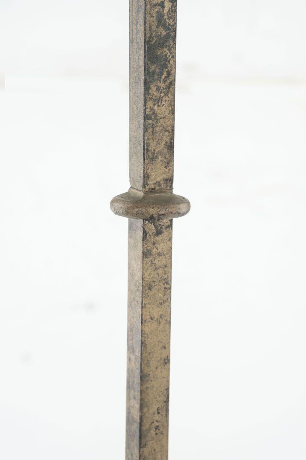 Stile provenzale Lampada da terra in ferro dorato pesante vintage in vendita