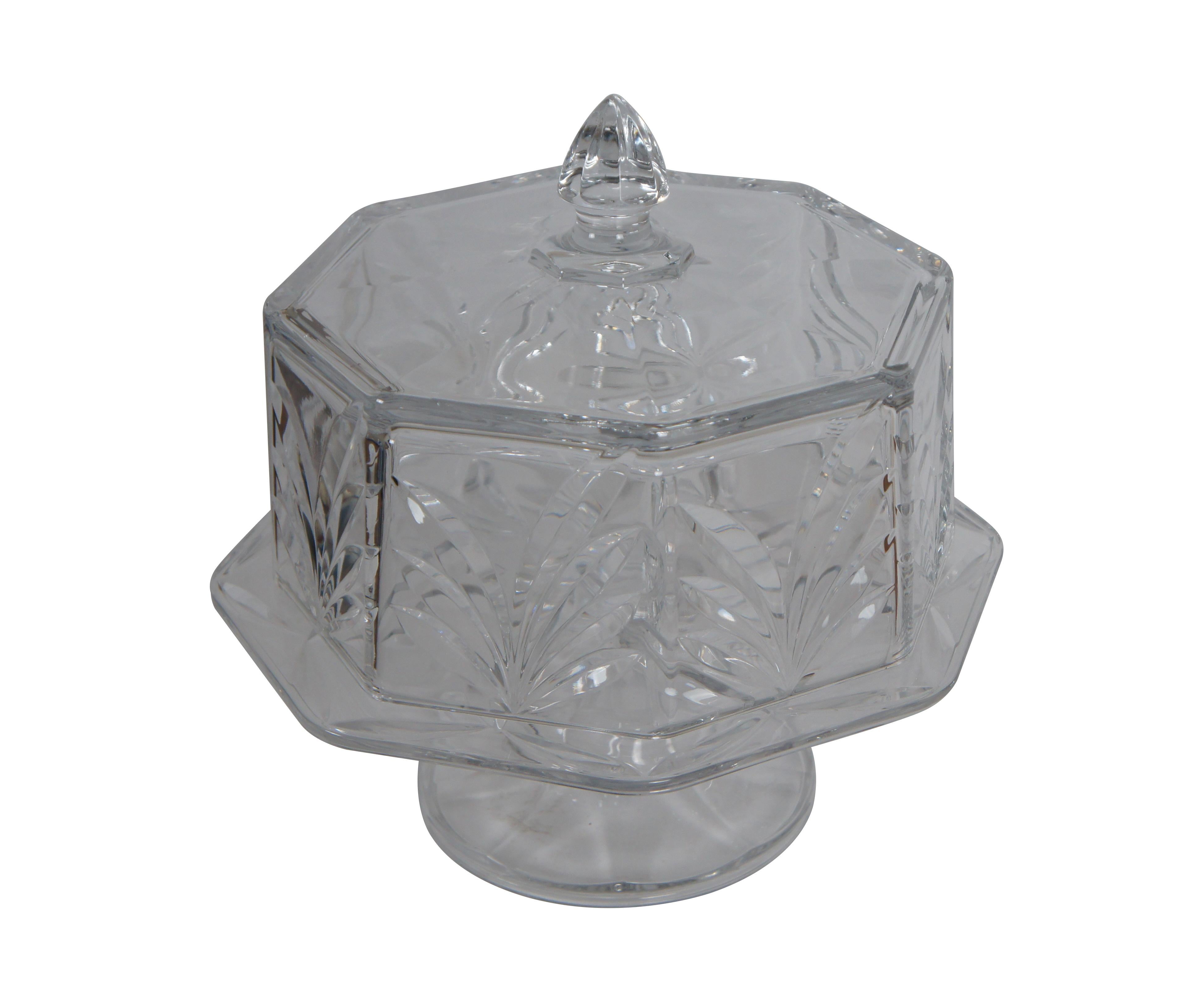 Support vintage pour assiette à gâteau en cristal taillé lourd, de forme octogonale avec un fleuron en forme de dôme et une base à pieds.

Dimensions :
13,5