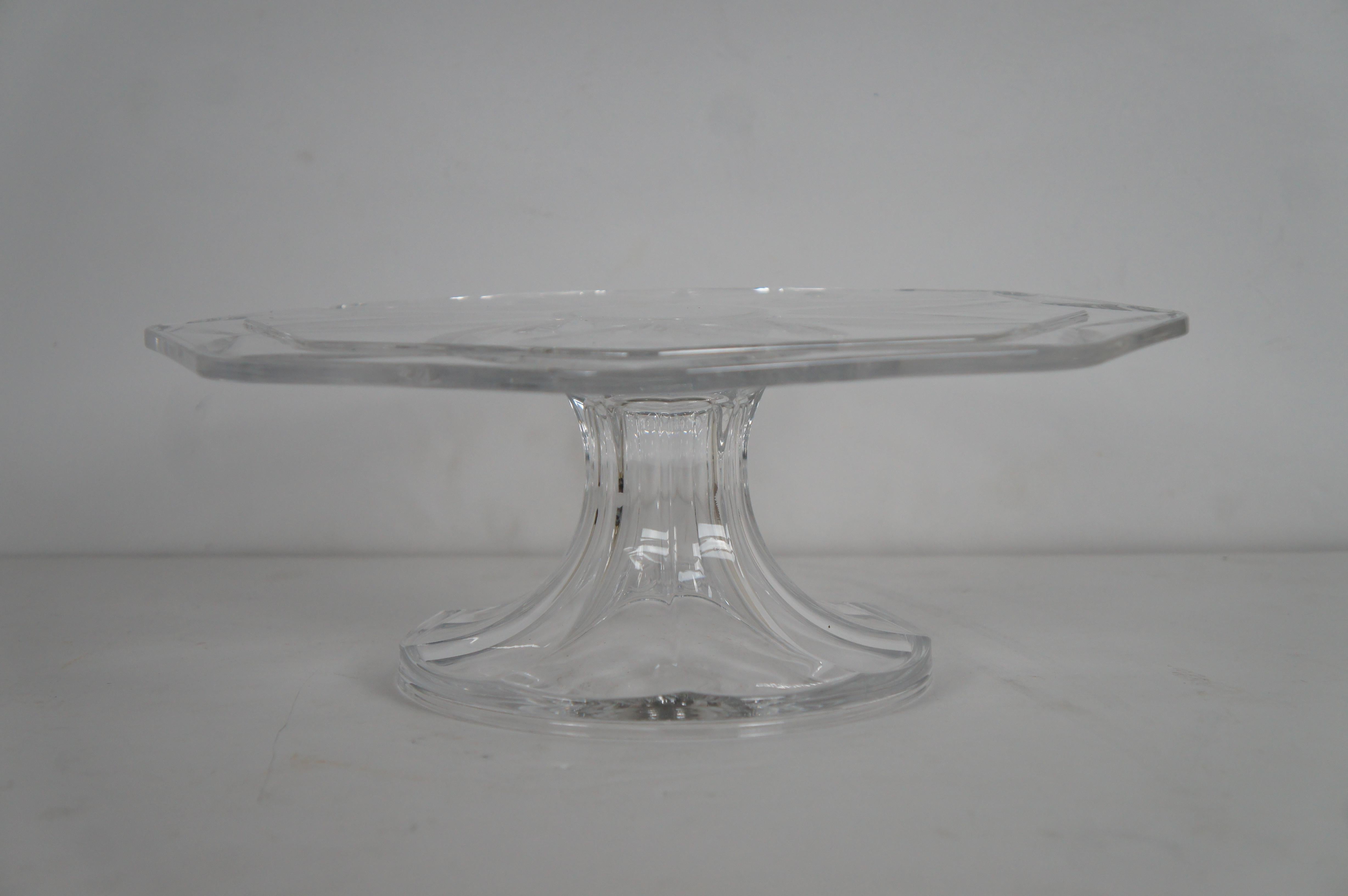 20ième siècle Vintage Heavy Octagonal Cut Crystal Domed Footed Pedestal Cake Plate Stand 13.5