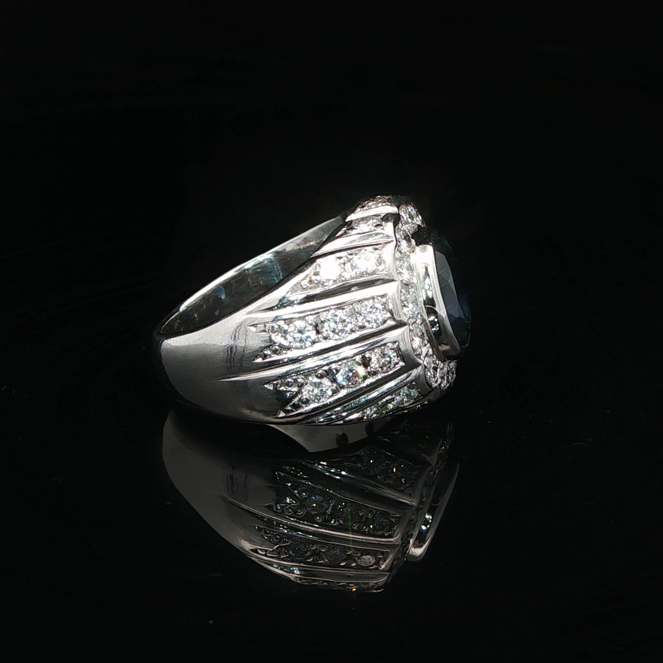 --Pierre(s) :...
(1) Saphir véritable naturel - taille ovale Brilliante - serti - couleur bleu profond - chauffé - 2.19ct (exact)
** Voir les détails de la certification ci-dessous pour des informations complètes
(40) Diamants naturels authentiques