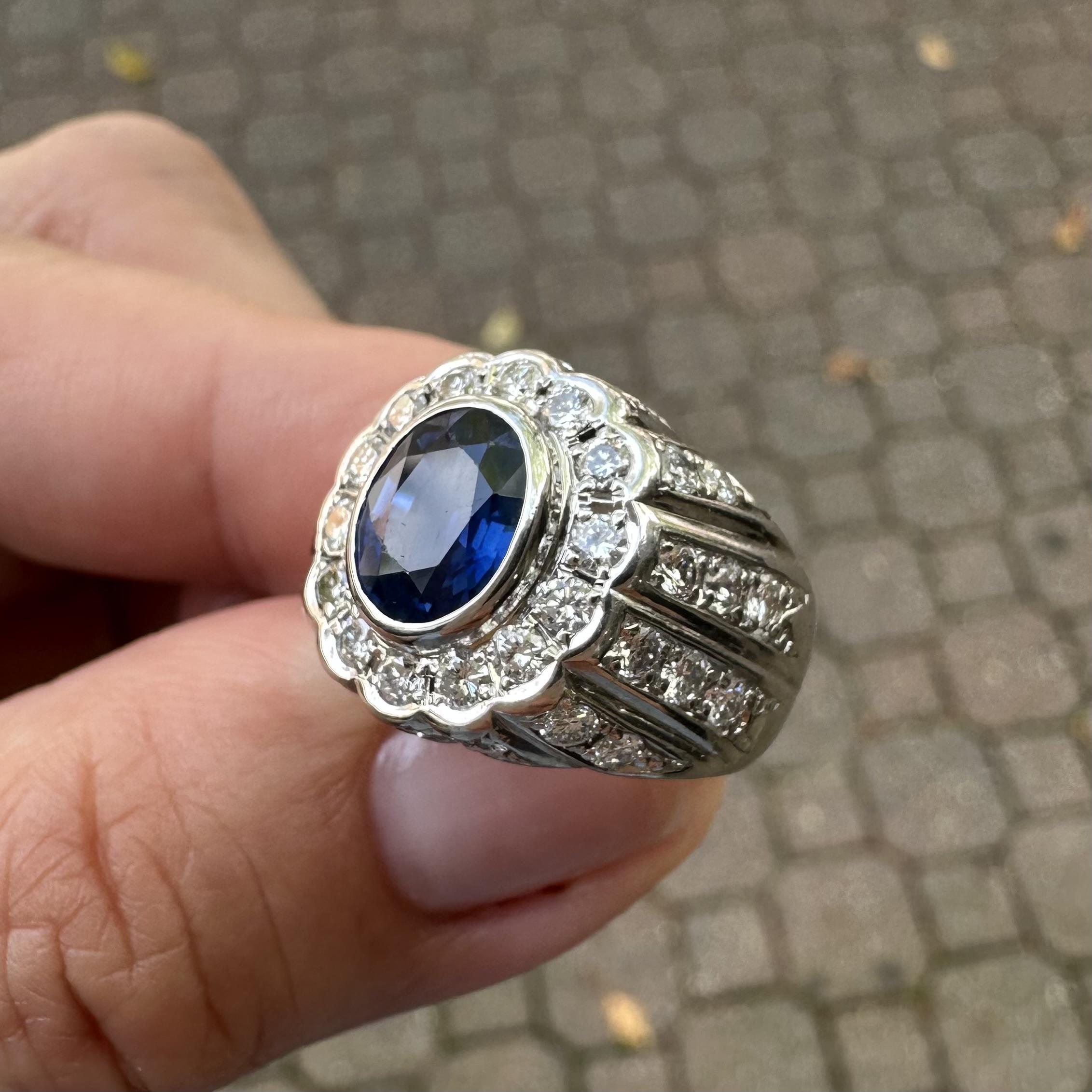 Vintage Heavy Platinum GIA 3.6ctw Bezel Oval Sapphire w/ Diamond Band Ring (Bague en platine lourd GIA 3.6ctw Saphir ovale avec chaton et diamant) Excellent état - En vente à Montclair, NJ