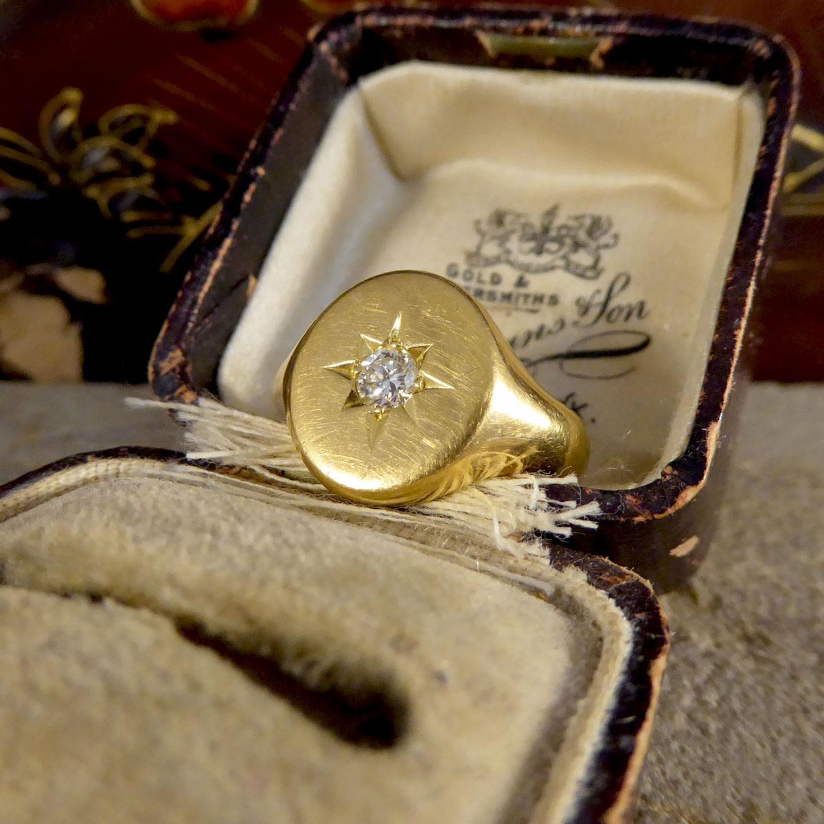 Vintage Heavy Quality Diamond Star Set Signet Ring in 18ct Yellow Gold In Good Condition In Yorkshire, West Yorkshire
