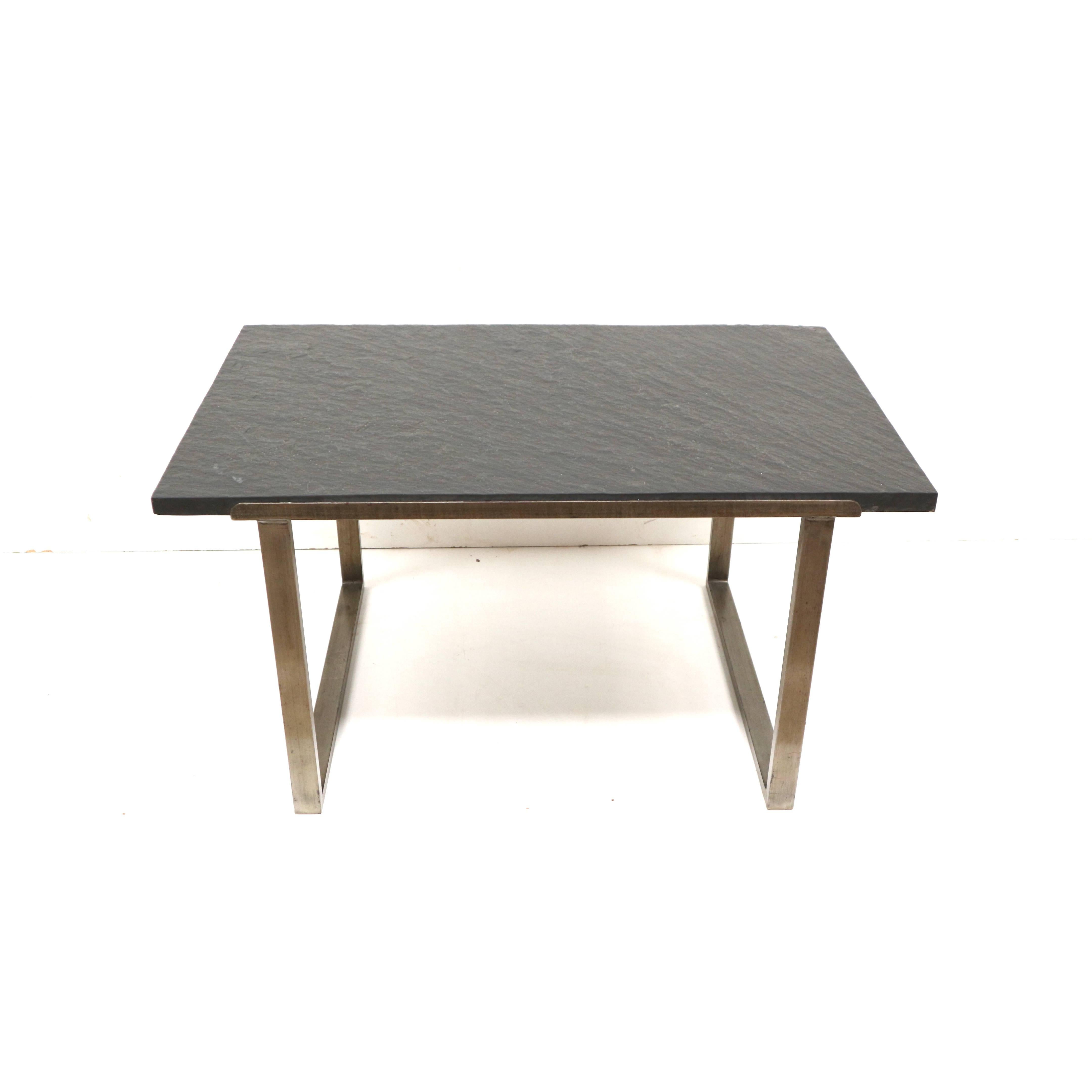 Table basse vintage en ardoise lourde fabriquée dans les années 1970.

Dimensions :
Largeur : 100 cm
Profondeur : 66 cm
Hauteur : 52,5 cm

La table présente de petites traces d'utilisation correspondant à son âge.