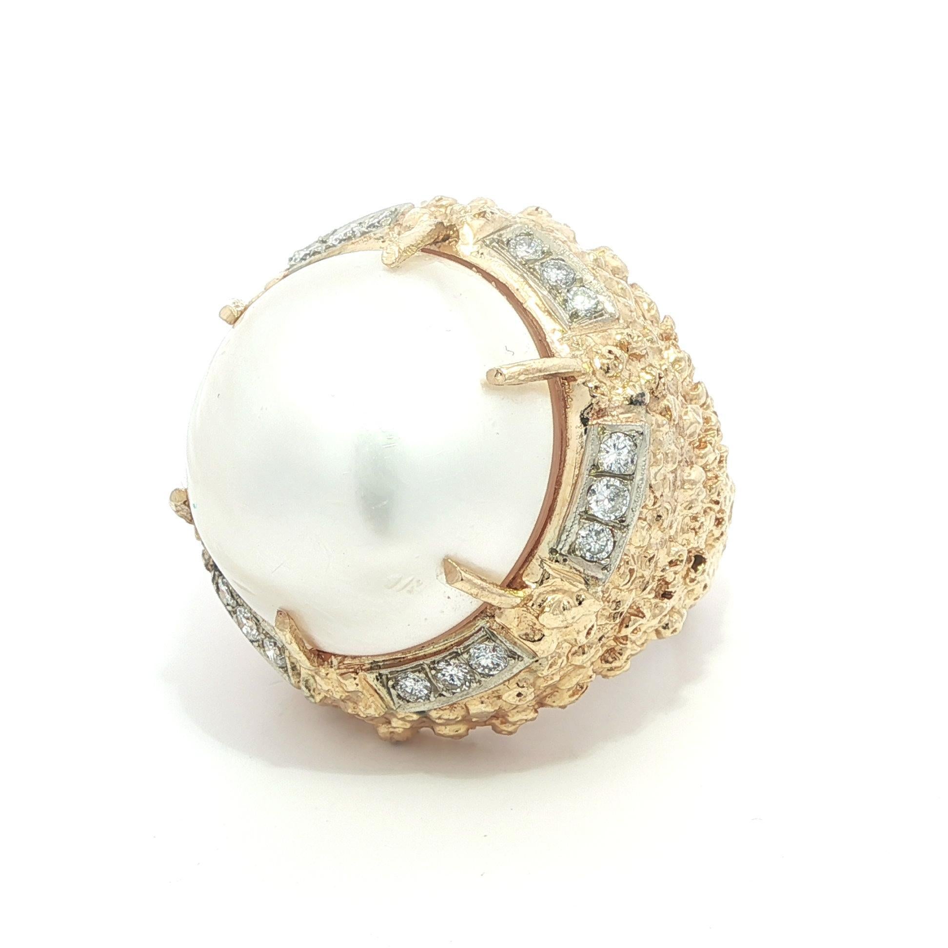Bague Vintage en or jaune lourd avec grande perle de Mabe et pépite de diamant texturée en vente