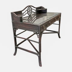 Scrivania Heckman d'epoca in rattan ebanizzato con piano in vetro