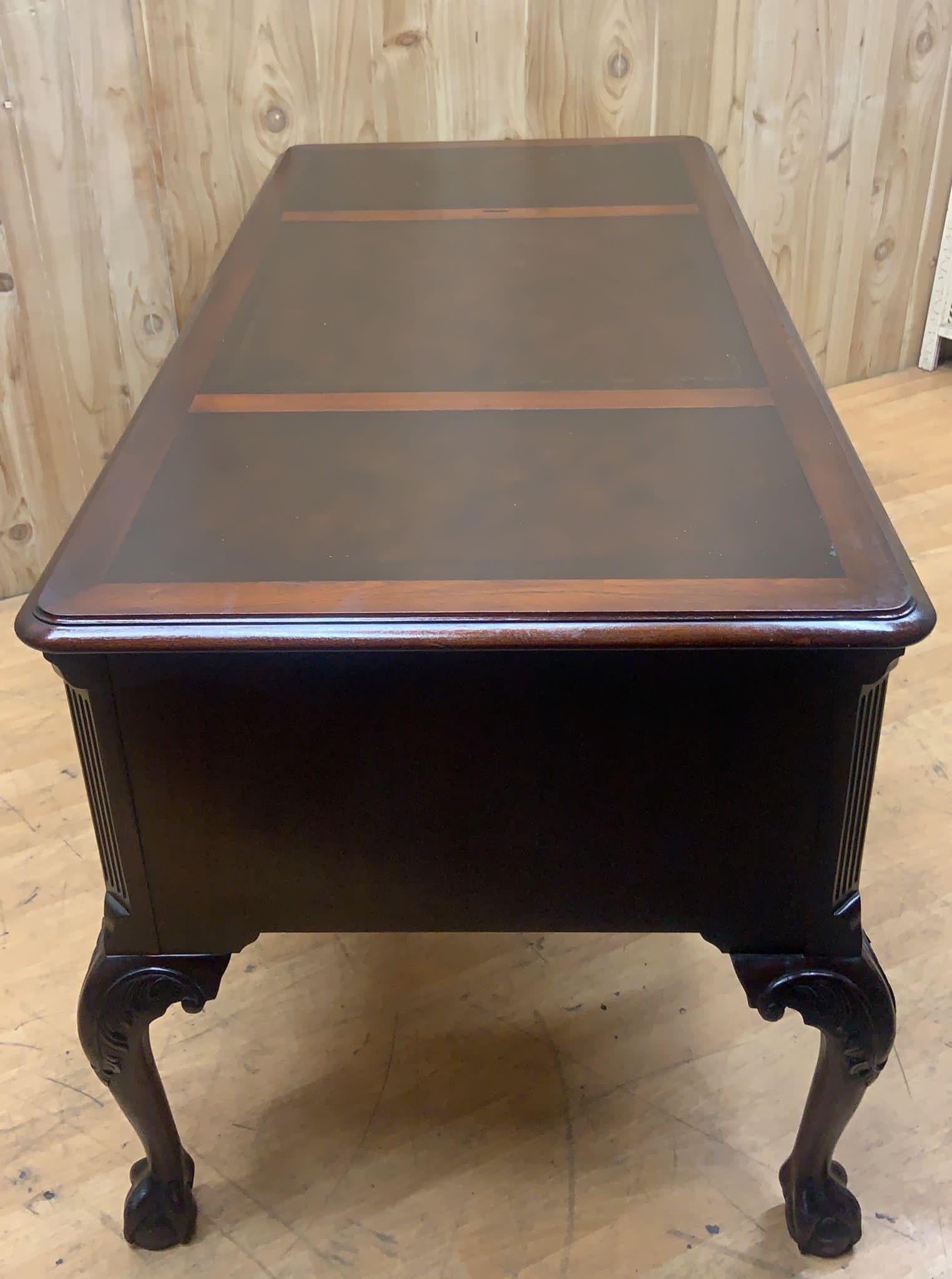 Vintage Heckman English Chippendale Tooled Leather Top Cabriole Leg Writing Desk For Sale 3