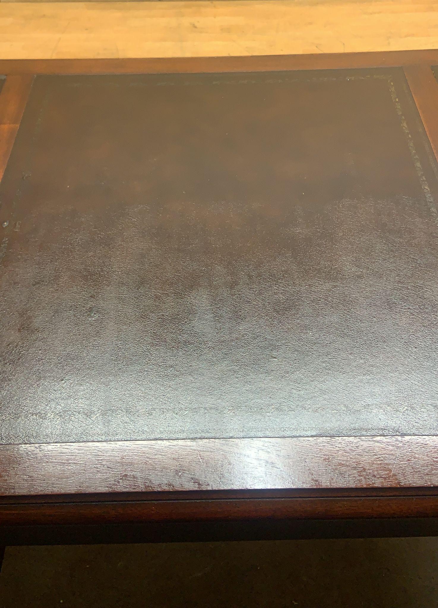Vintage Heckman English Chippendale Style Tooled Leather Top Cabriole Leg Writing Desk

Vintage Chippendale-Stil Schreibtisch von Heckman mit robusten amerikanischen Handwerkskunst, geschnitzt Ball & Claw Füße, schöne Flamme Mahagoni
