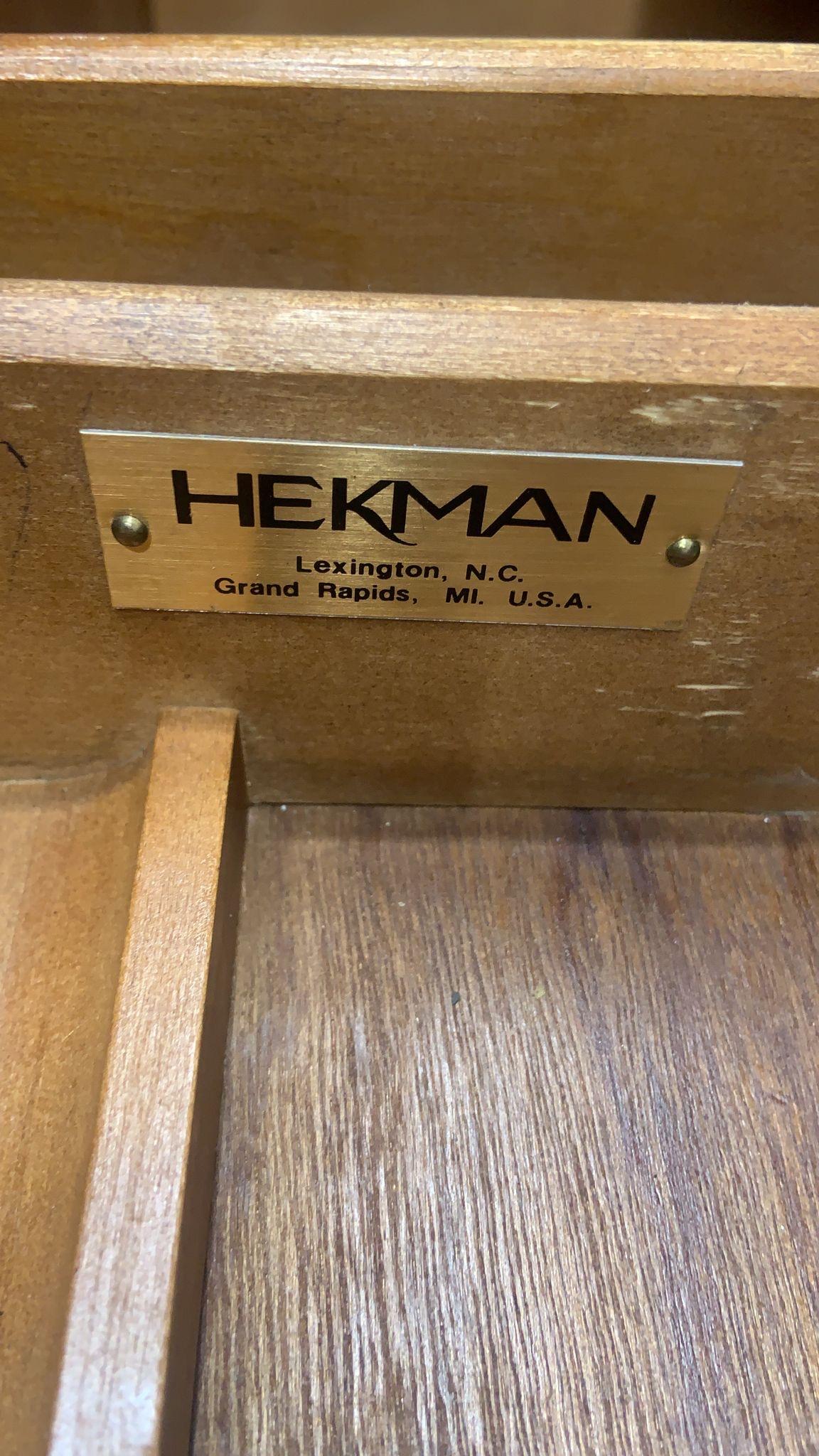 Fait main Bureau Chippendale anglais vintage à pieds cabriole en cuir avec dessus ouvragé Heckman en vente