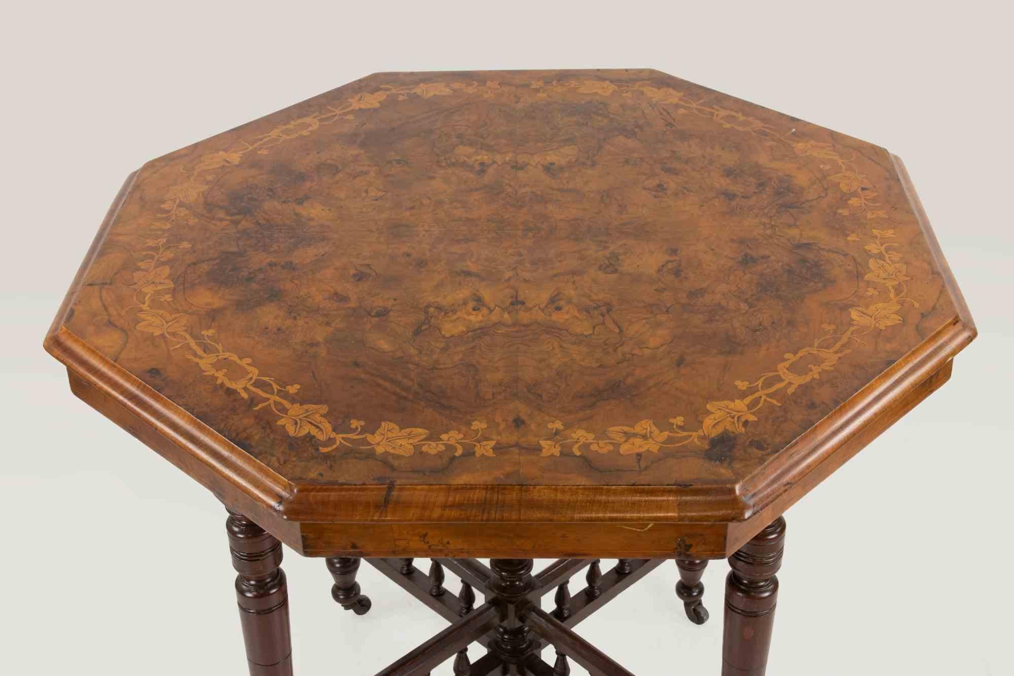 Table basse octogonale en bois réalisée en Italie au début du 20ème siècle.

Très bon état.