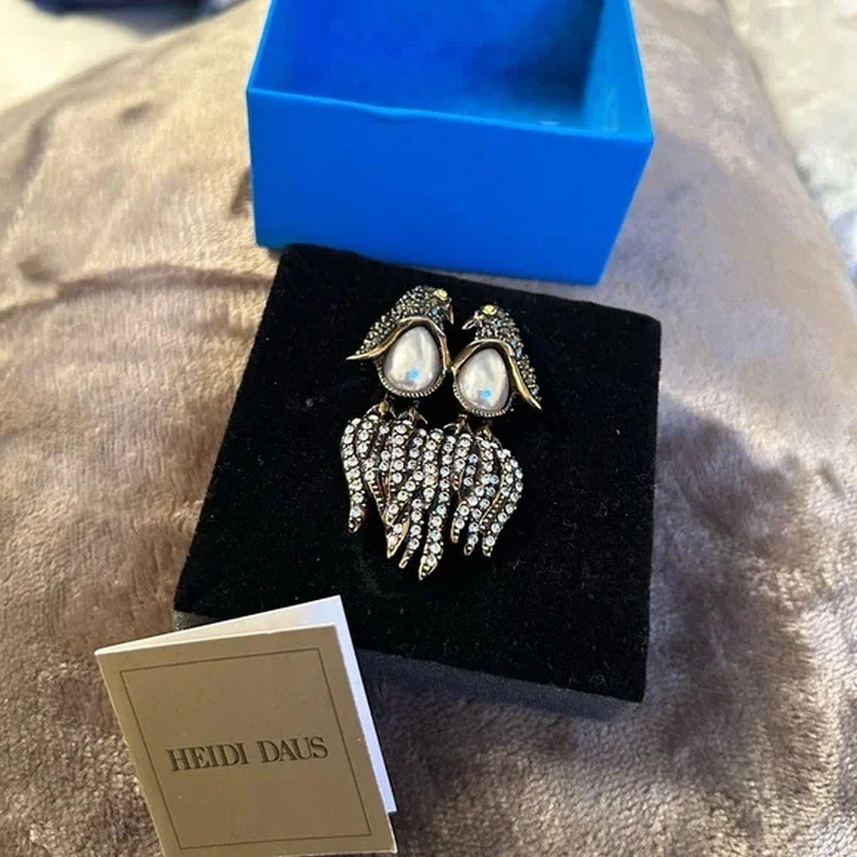 Simply Beautiful! Heidi Daus Designer Signed Swarovski Crystal and Pearl Double Birds Brooch. Hand set with Faux Pearls and adorned with Sparking Swarovski Crystals. Hand crafted in Gold-tone mounting. Measuring approx. 2.25