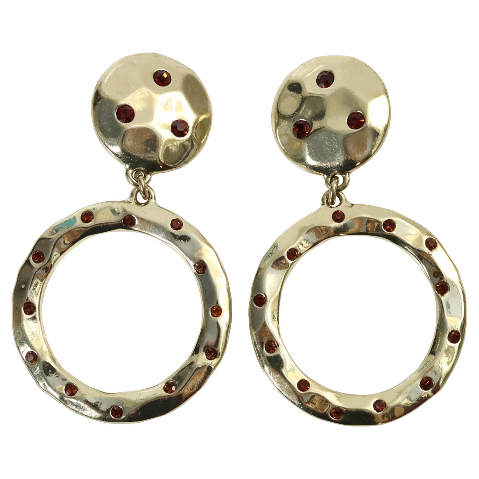 Pendientes de aro colgantes vintage Heidi Daus en tono dorado con cristales rojos Circa 1990