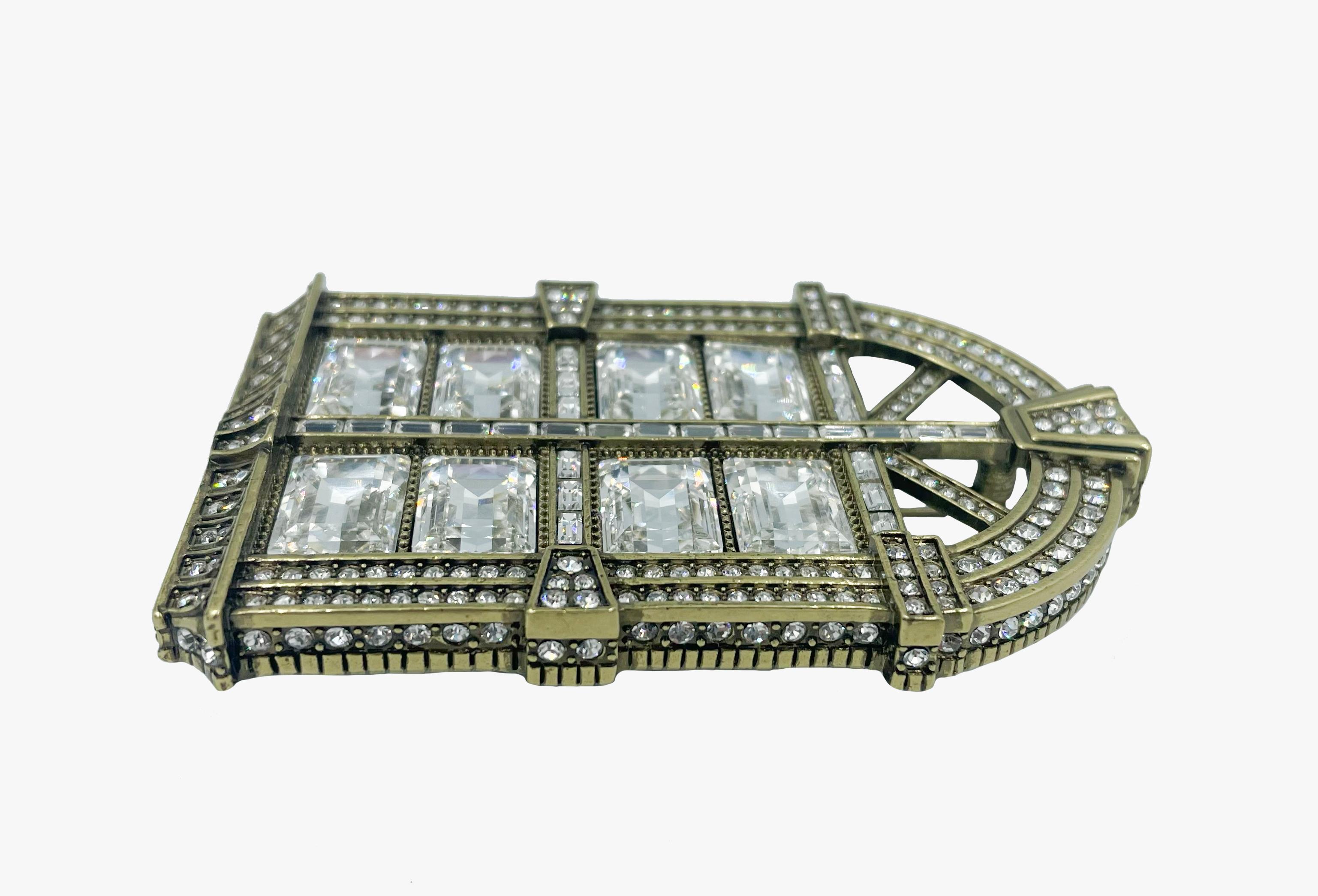 Heidi Daus window brooch, studded with rhinestones and Swarovski crystals

Length – 9 cm

Width – 6 cm

Condition – very good

........Additional information ........

- Photo might be slightly different from actual item in terms of color due to the