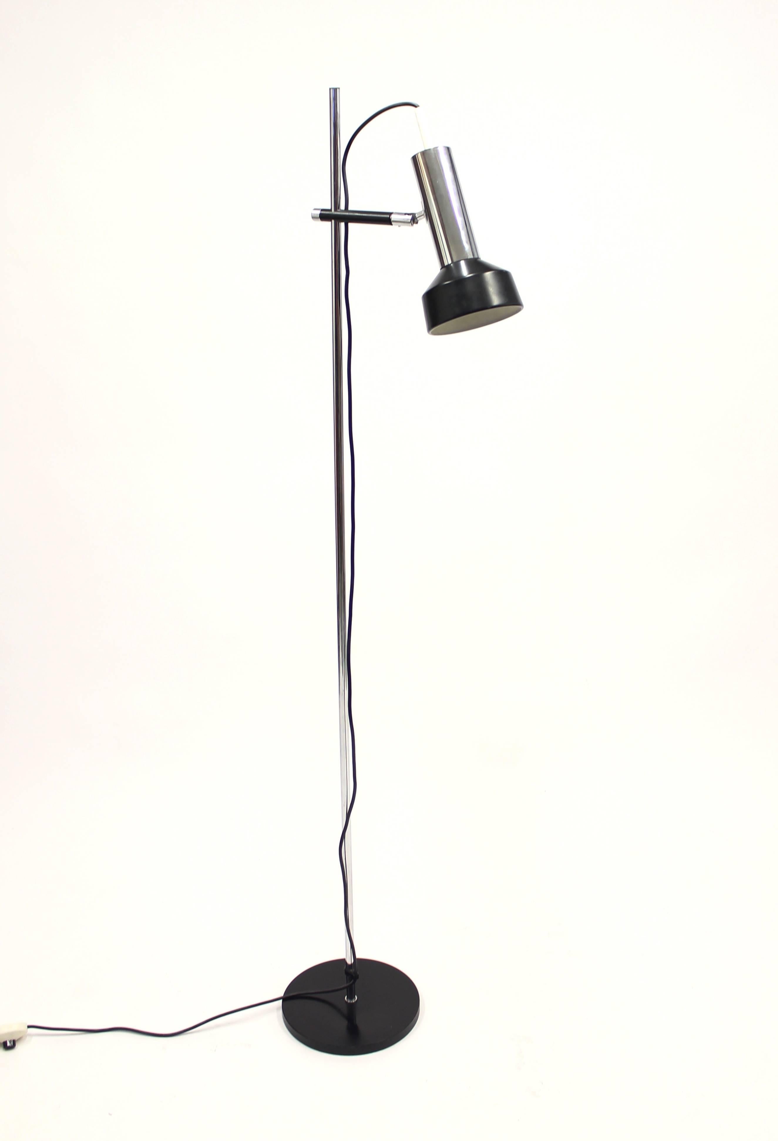Vintage Height-Adjustable Chrome-Plated Floor Light, 1970s In Good Condition In Uppsala, SE