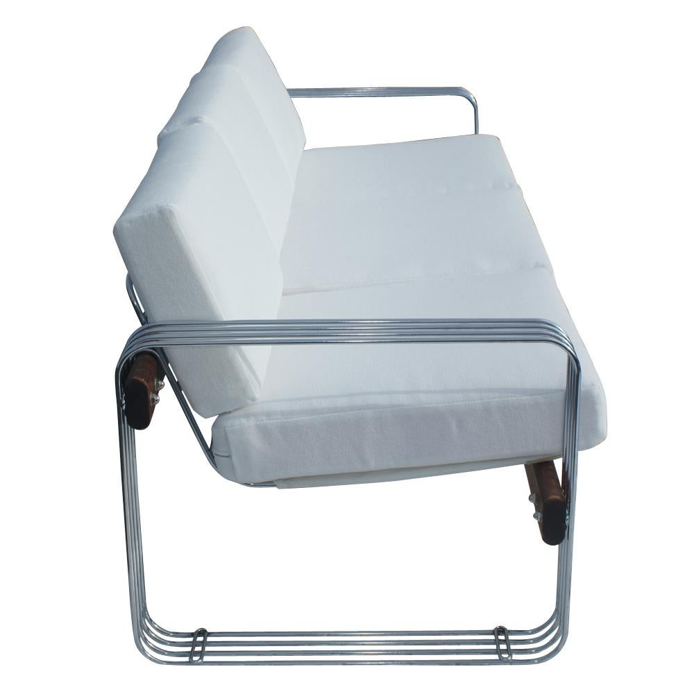 Un sofá moderno de mediados de siglo fabricado por Landes Furniture Mfg. Co. con varilla cromada y marco de madera.  Cojines desmontables recién tapizados en tela blanca. 
También hay tumbonas disponibles.  