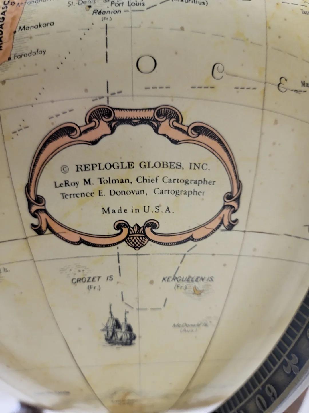 Vintage Heirloom Globe von Replogle auf hölzernen Tri Leg Basis (Moderne der Mitte des Jahrhunderts) im Angebot