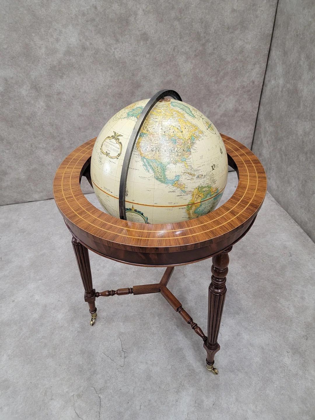 Vintage Heirloom Globe von Replogle auf hölzernen Tri Leg Basis im Zustand „Gut“ im Angebot in Chicago, IL