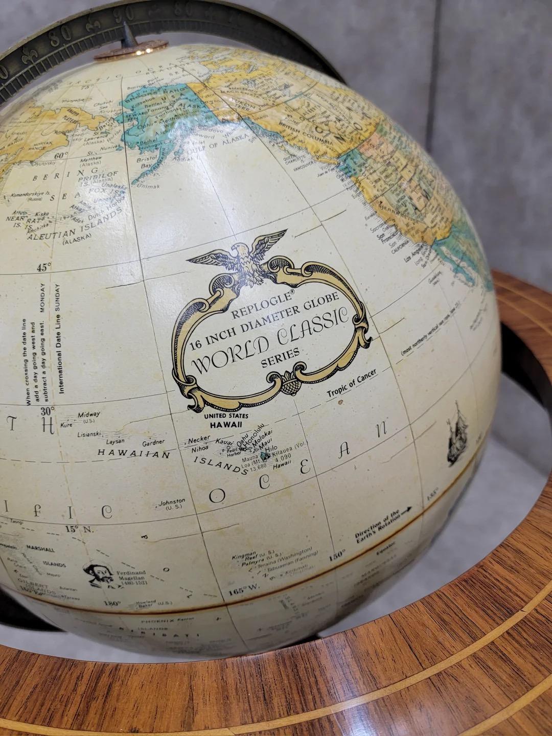 Vintage Heirloom Globe von Replogle auf hölzernen Tri Leg Basis (20. Jahrhundert) im Angebot