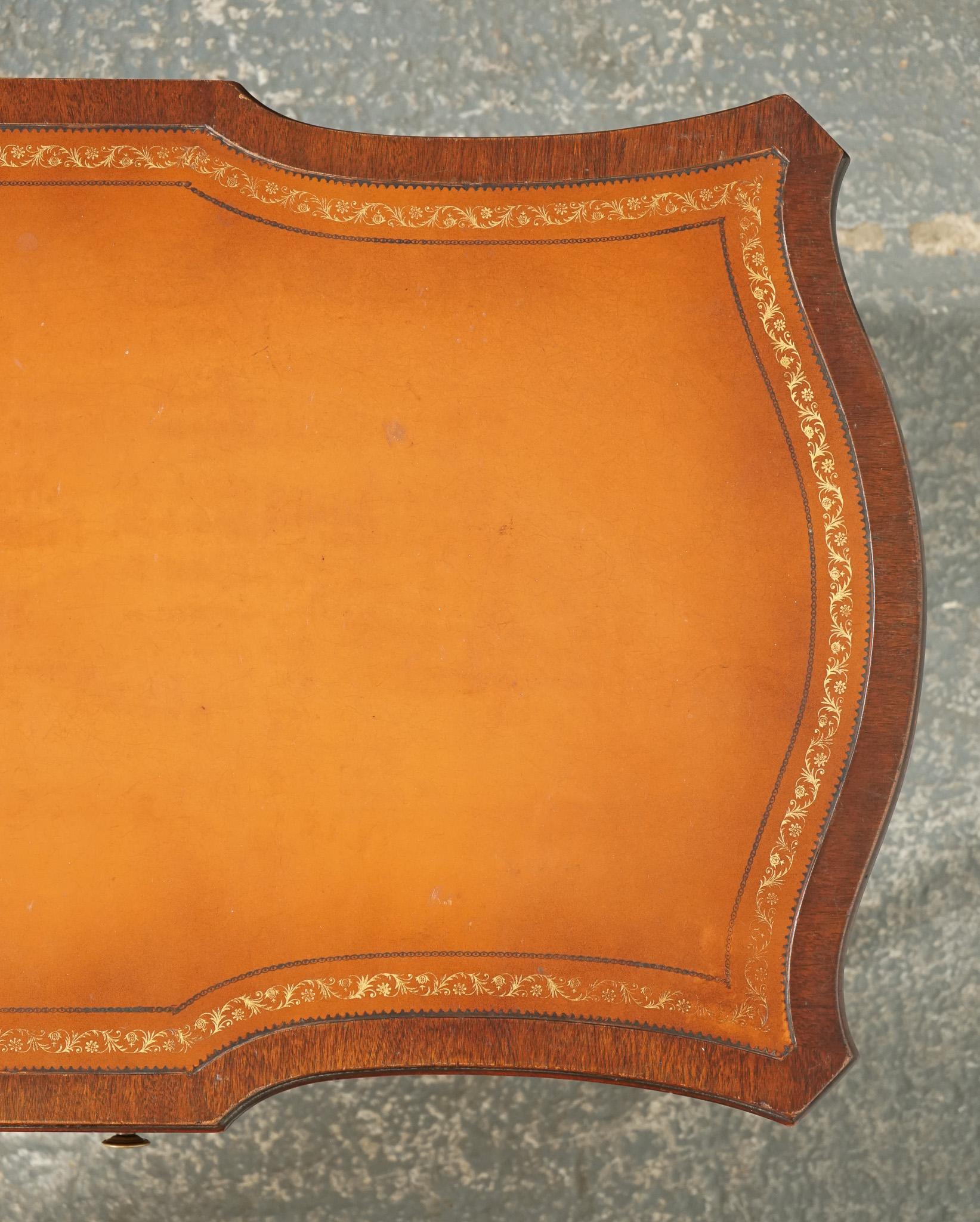 table à café en cuir brun Heirloom Weiman d'époque en vente 9