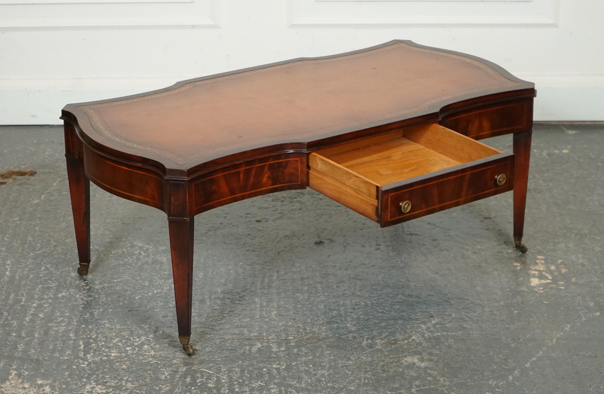 
Nous sommes ravis d'offrir à la vente cette table basse en cuir marron Weiman Vintage Heirloom est un meuble classique qui respire l'élégance et la sophistication. La table présente un plateau en cuir marron riche avec des détails de couture