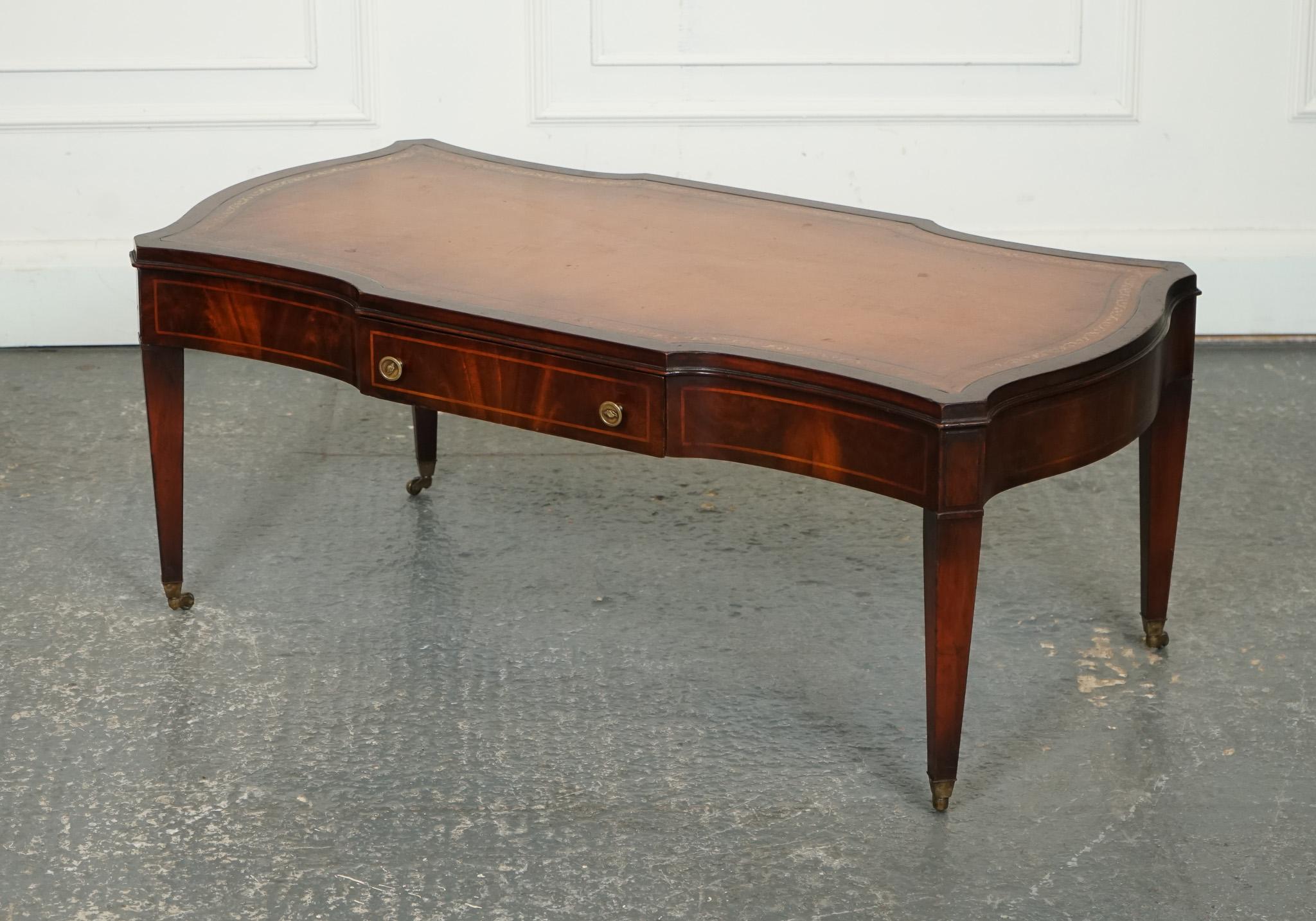 Britannique table à café en cuir brun Heirloom Weiman d'époque en vente