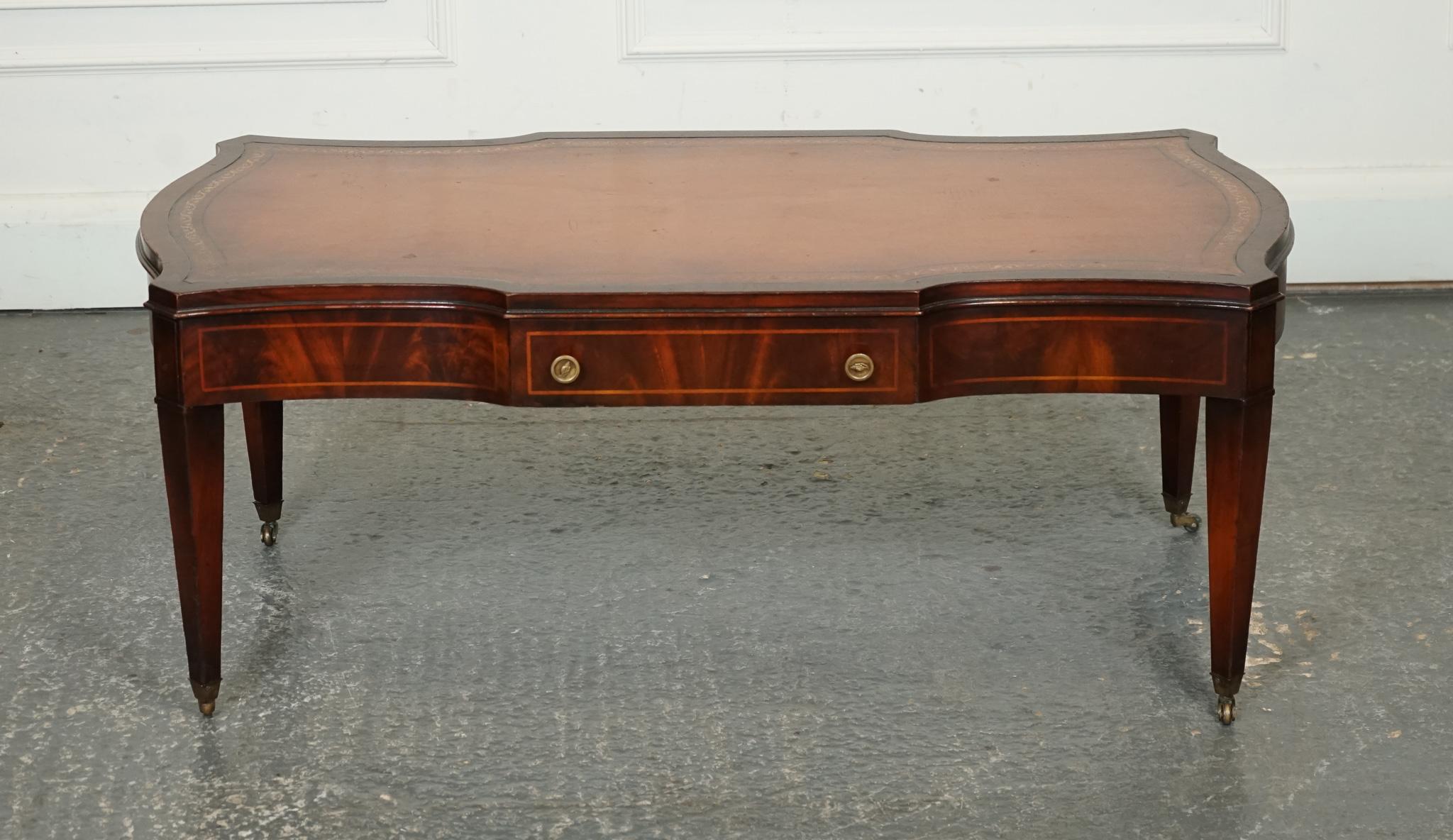 Fait main table à café en cuir brun Heirloom Weiman d'époque en vente