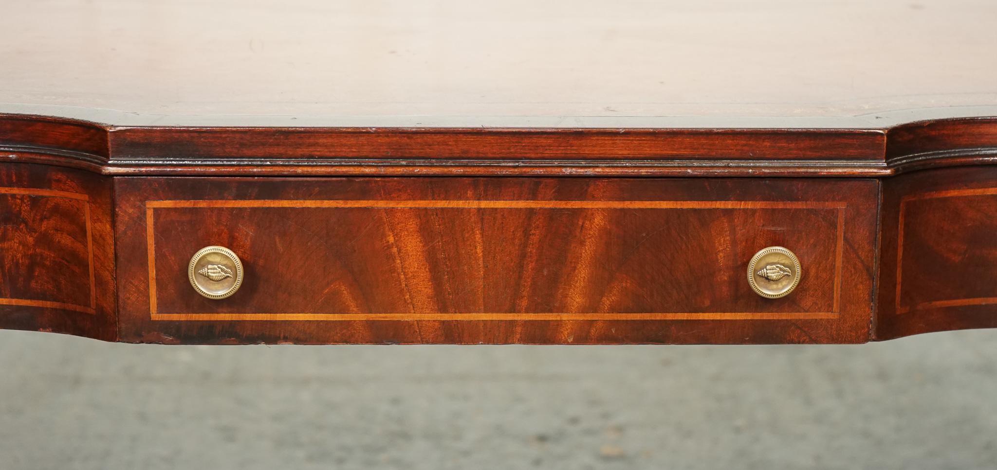 table à café en cuir brun Heirloom Weiman d'époque en vente 2
