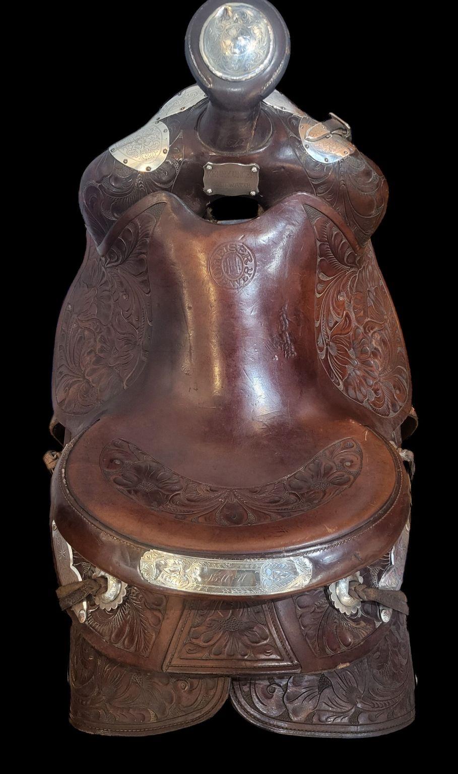 Sella da parata di Heiser of Denver con argento Bohlin. Bellissima lavorazione della pelle e del sedile con il marchio Hieser, Denver. La targhetta con la scritta Kenny Unger Cold Water. La punta della cinghia della cintura è contrassegnata dalla