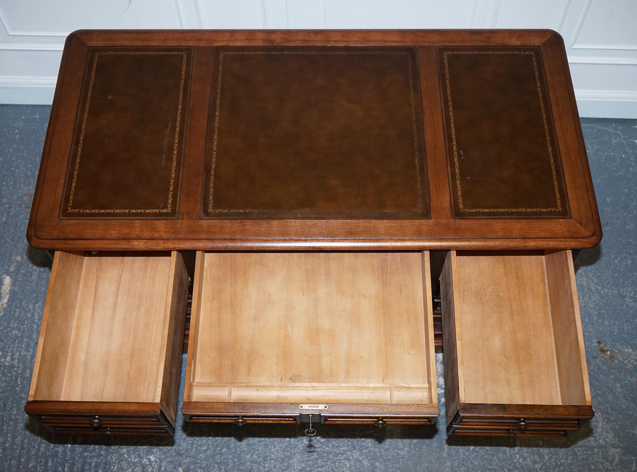 VINTAGE HEKMAN USA TWIN PEDESTAL DESK WiTH BROWN LEATHER TOP BRASS HANDLES For Sale 4