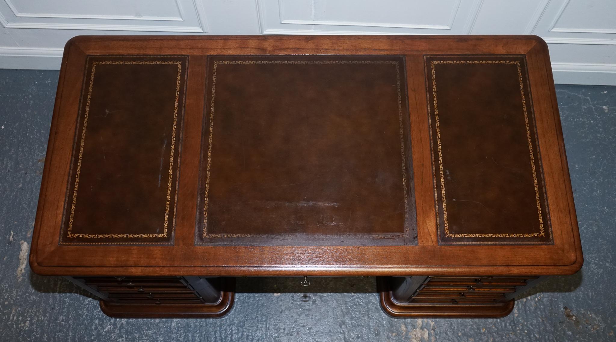 VINTAGE HEKMAN USA TWIN PEDESTAL DESK WiTH BROWN LEATHER TOP BRASS HANDLES For Sale 5