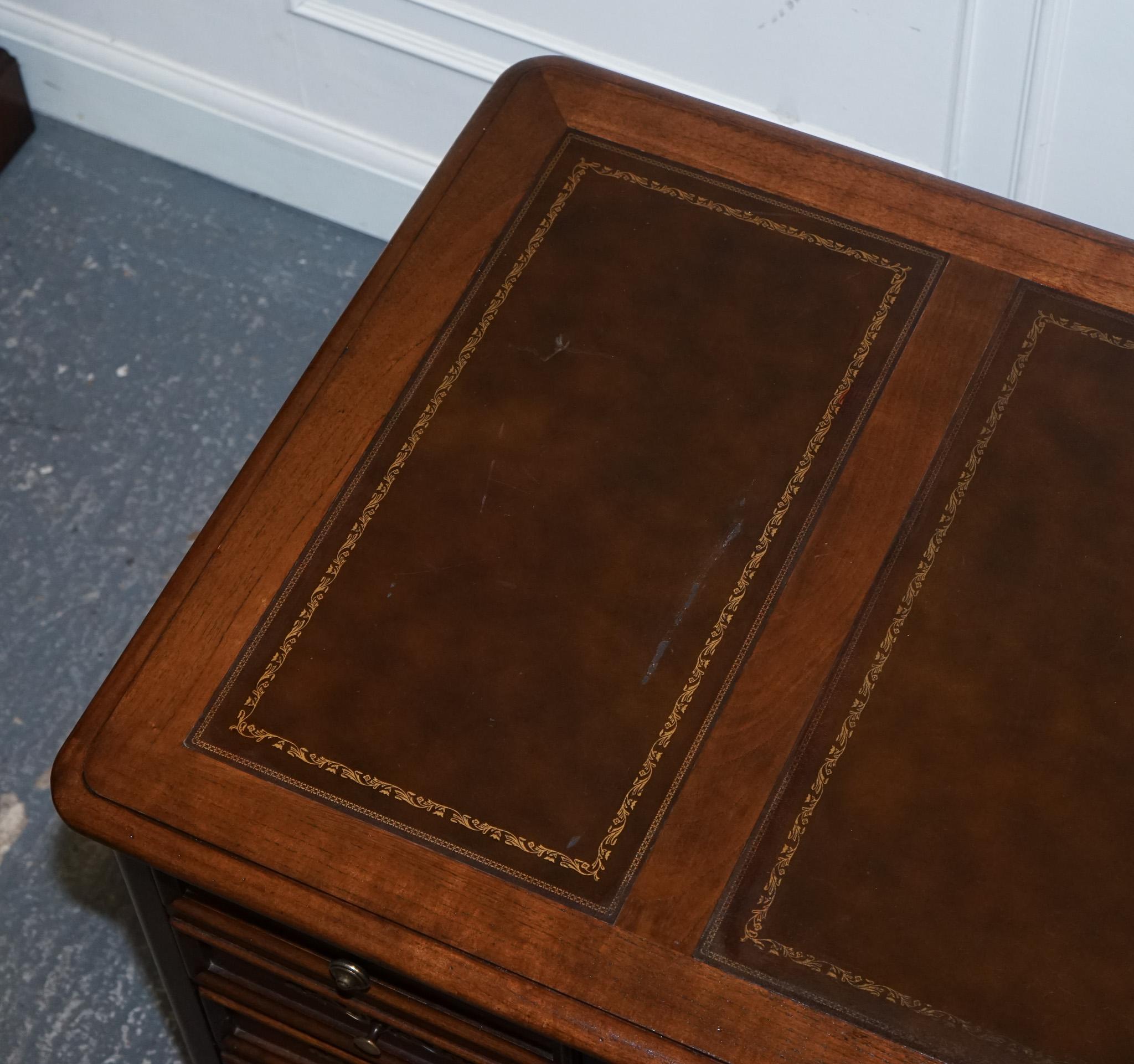 VINTAGE HEKMAN USA TWIN PEDESTAL DESK WiTH BROWN LEATHER TOP BRASS HANDLES For Sale 9