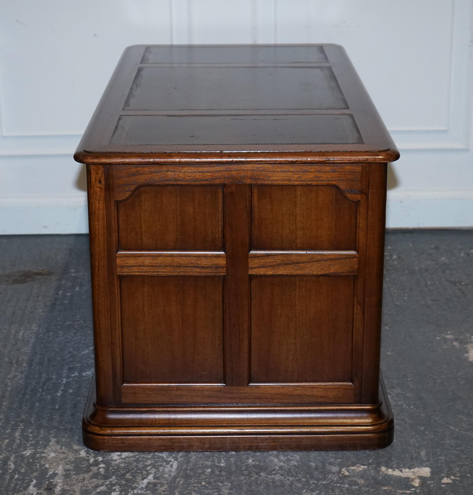 VINTAGE HEKMAN USA TWIN PEDESTAL DESK WiTH BROWN LEATHER TOP BRASS HANDLES For Sale 10