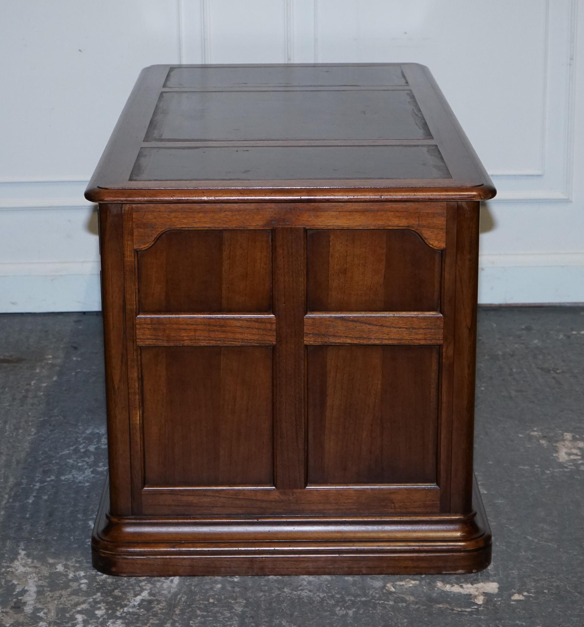 VINTAGE HEKMAN USA TWIN PEDESTAL DESK WiTH BROWN LEATHER TOP BRASS HANDLES For Sale 11