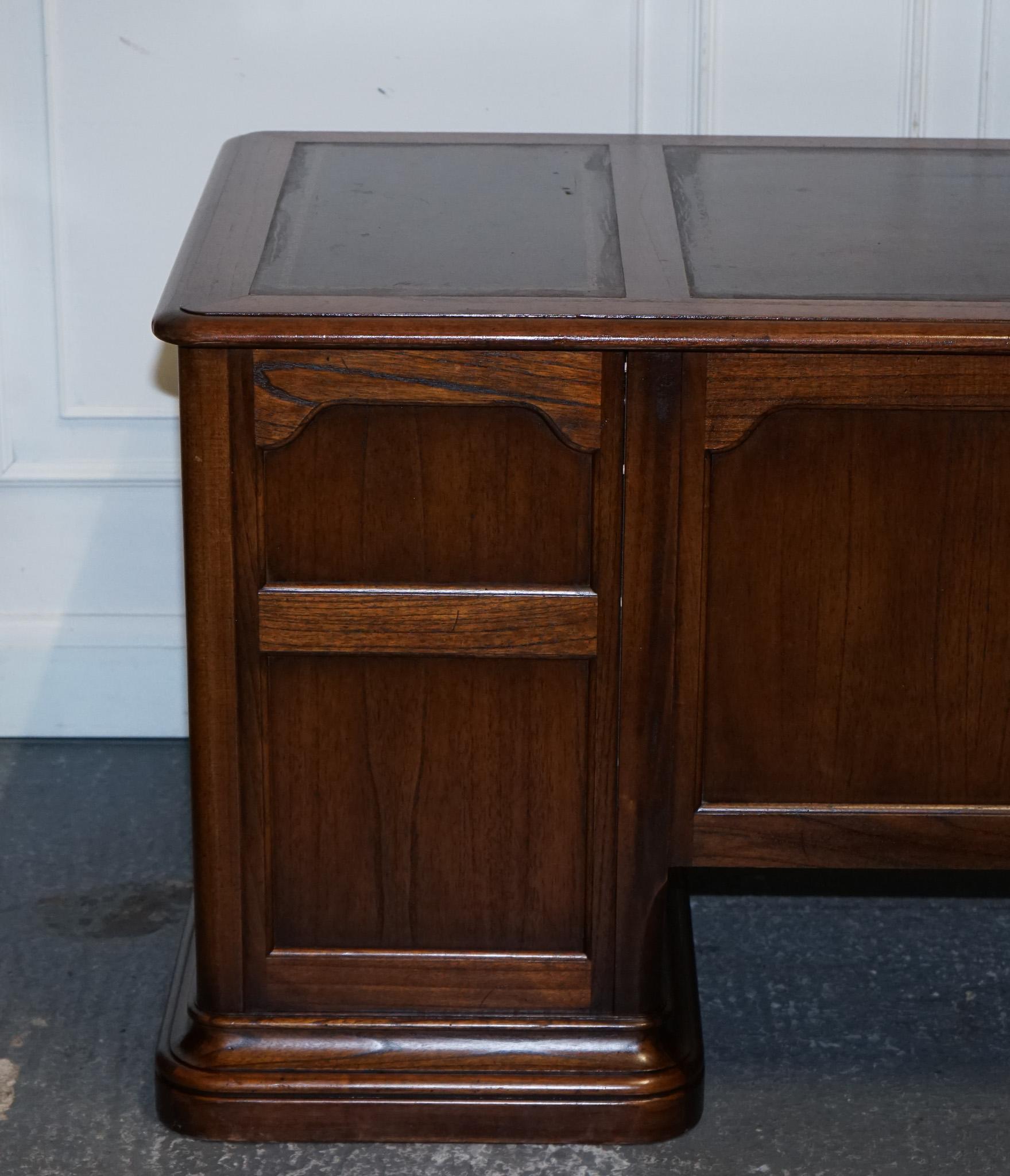 VINTAGE HEKMAN USA TWIN PEDESTAL DESK WiTH BROWN LEATHER TOP BRASS HANDLES For Sale 12
