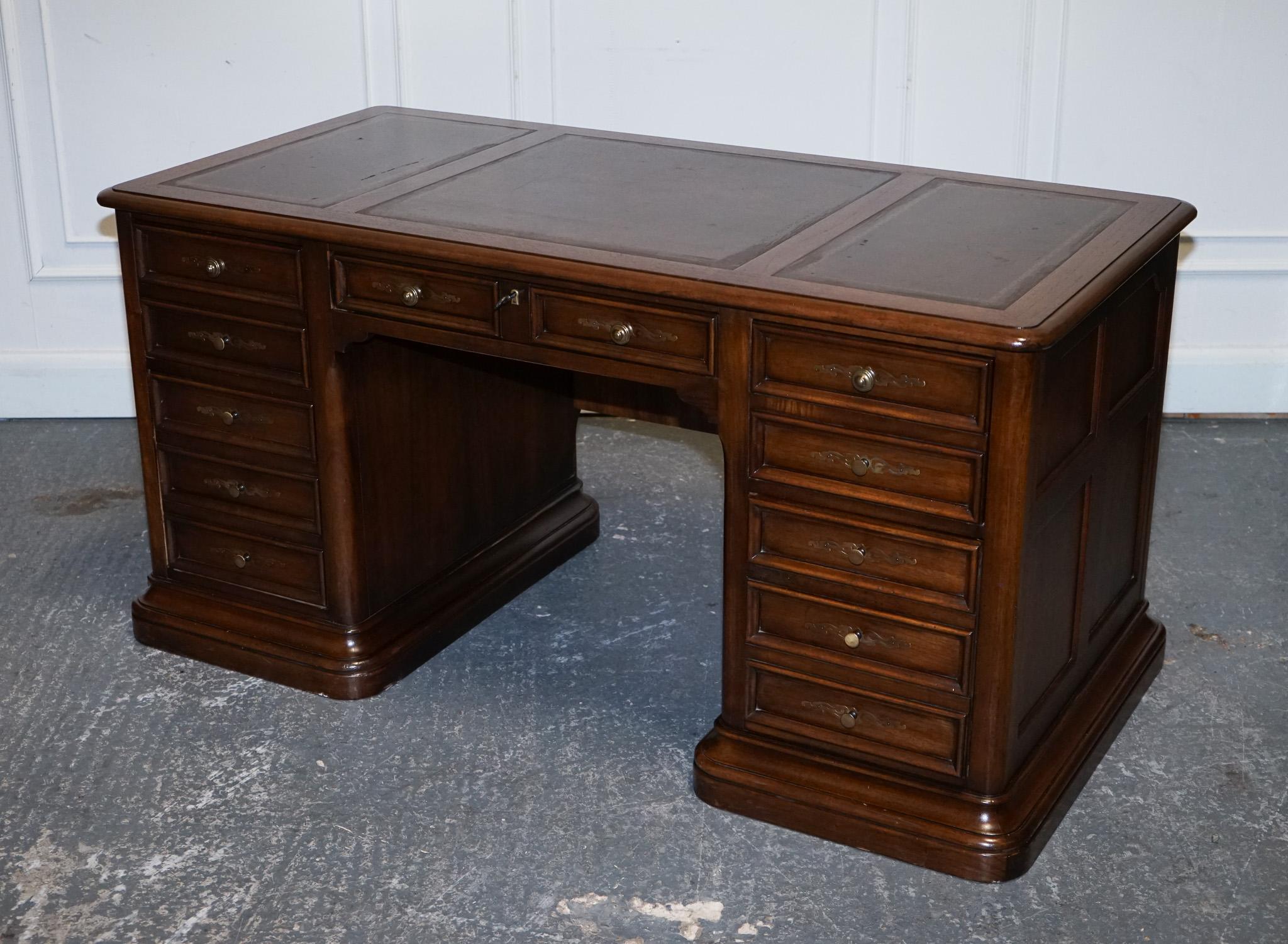 British VINTAGE HEKMAN USA TWIN PEDESTAL DESK WiTH BROWN LEATHER TOP BRASS HANDLES For Sale