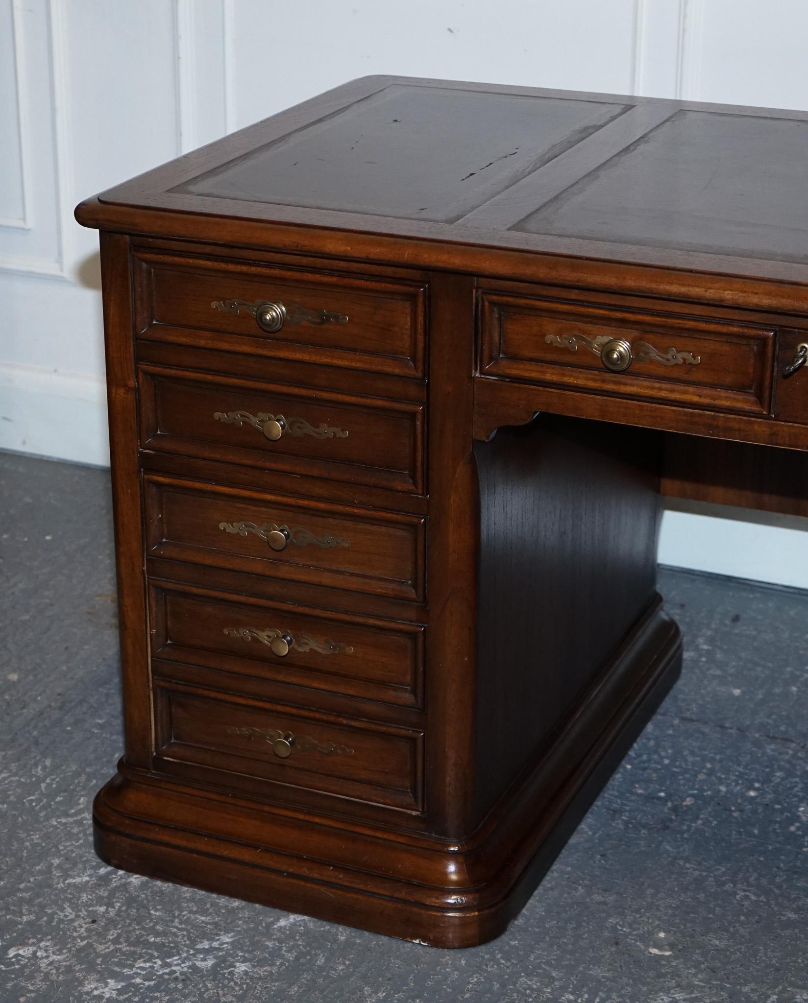 VINTAGE HEKMAN USA TWIN PEDESTAL DESK WiTH BROWN LEATHER TOP BRASS HANDLES In Good Condition For Sale In Pulborough, GB