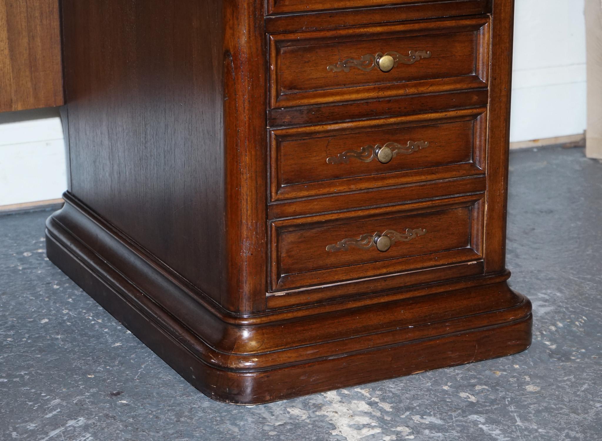 VINTAGE HEKMAN USA TWIN PEDESTAL DESK WiTH BROWN LEATHER TOP BRASS HANDLES For Sale 2
