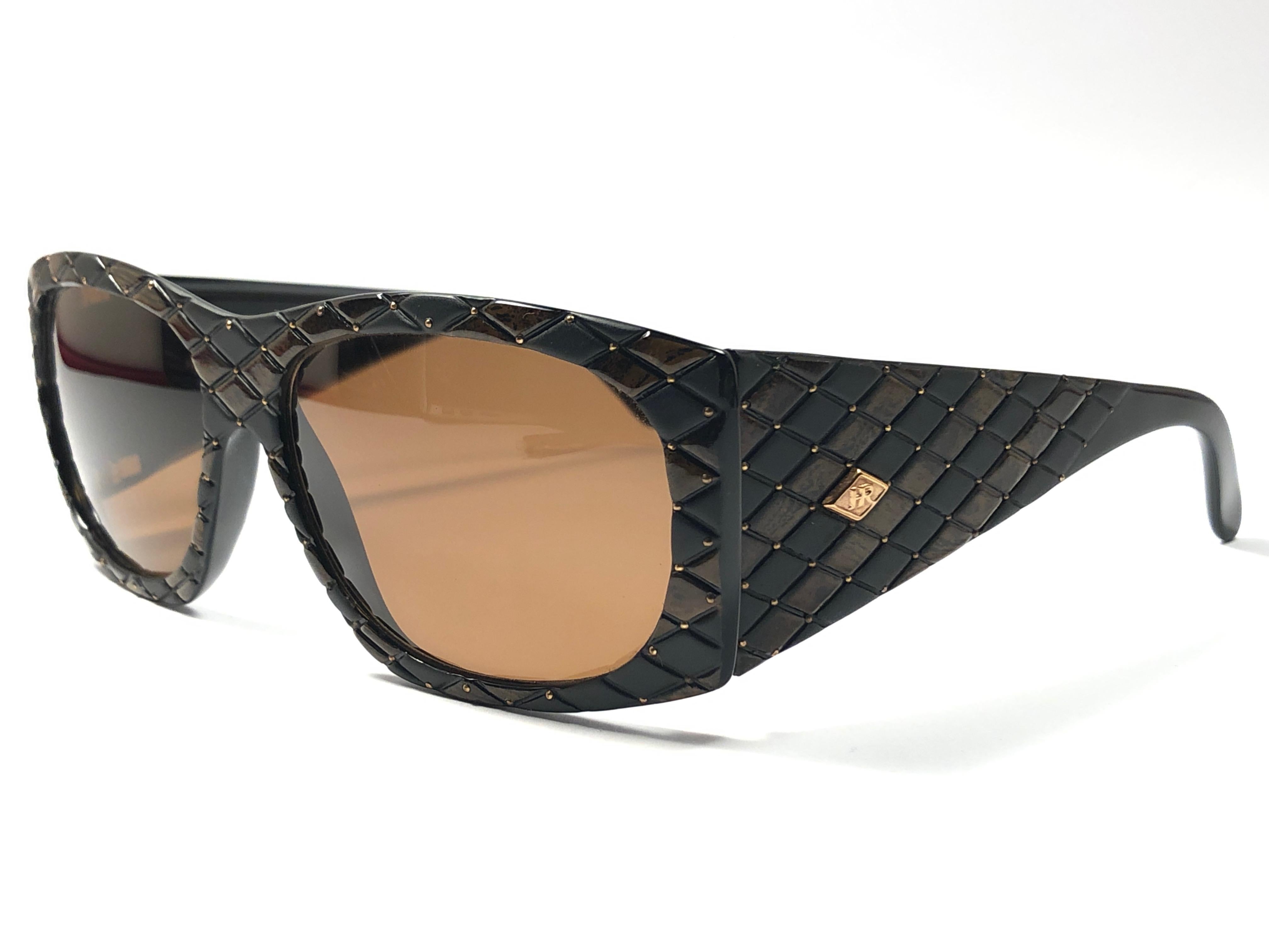 Vintage Helena Rubinstein Schwarz Braun Gesteppte Sonnenbrille Frankreich im Zustand „Hervorragend“ im Angebot in Baleares, Baleares
