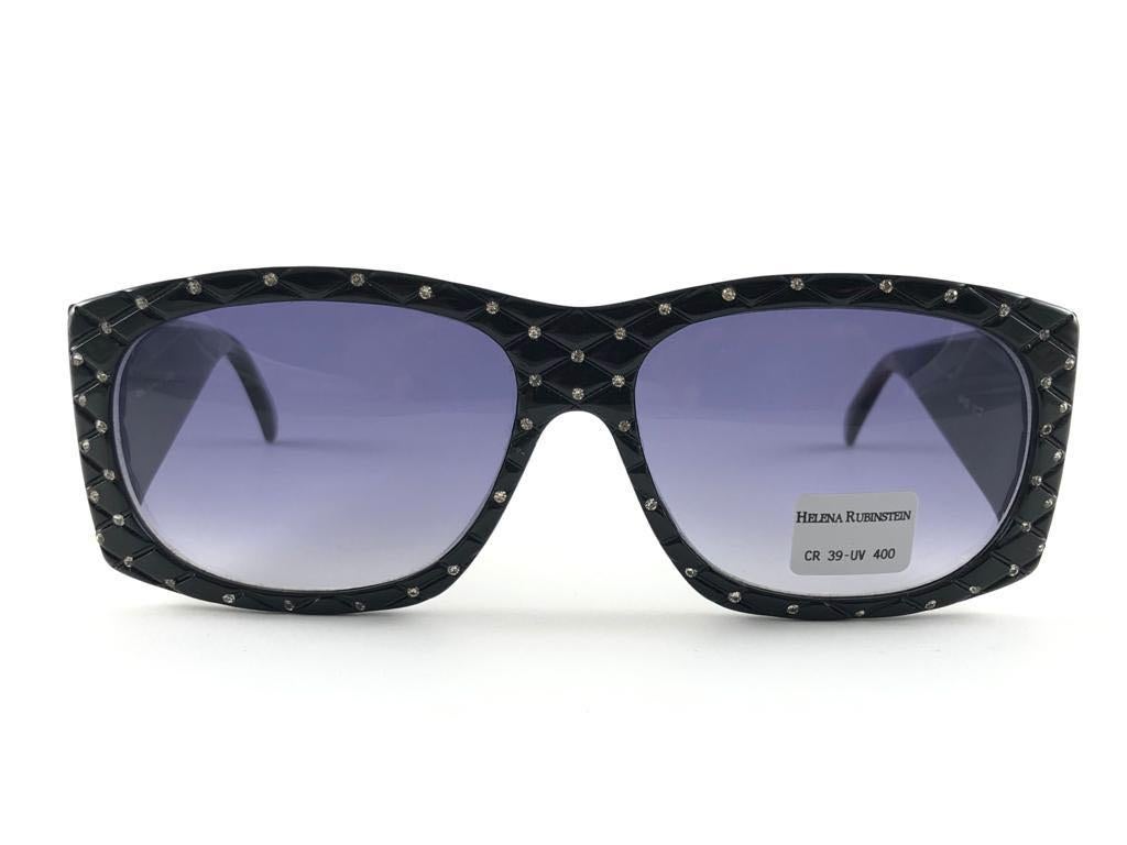 Vintage Helena Rubinstein black and rhinestones quilted frame with grey gradient lenses.

Made in France.

Please notice this item is nearly 50 years old and may show minor sign of wear due to storage.

Front : 14 cms
Lens Height : 4.4 cms
Lems