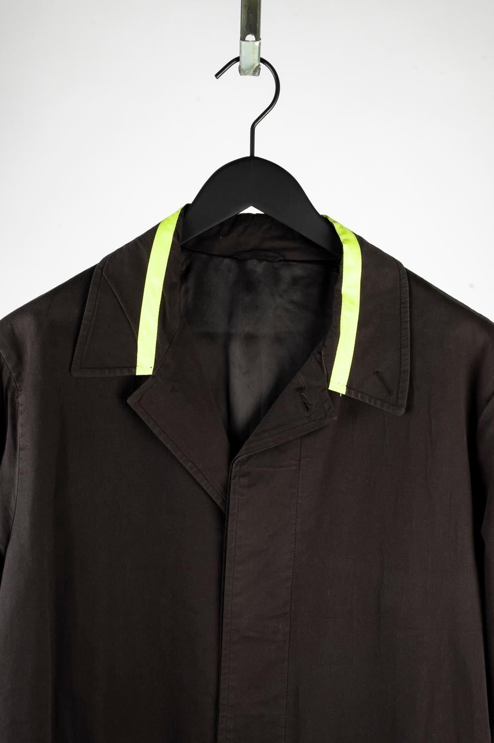100% genuine Helmut Lang Vintage Men Coat
Color: Black
(An actual color may a bit vary due to individual computer screen interpretation)
Material: 98% cotton, 2% spandex
Tag size: ITA52 (runs large)
This jacket is great quality item. Rate 8,5 of 10,