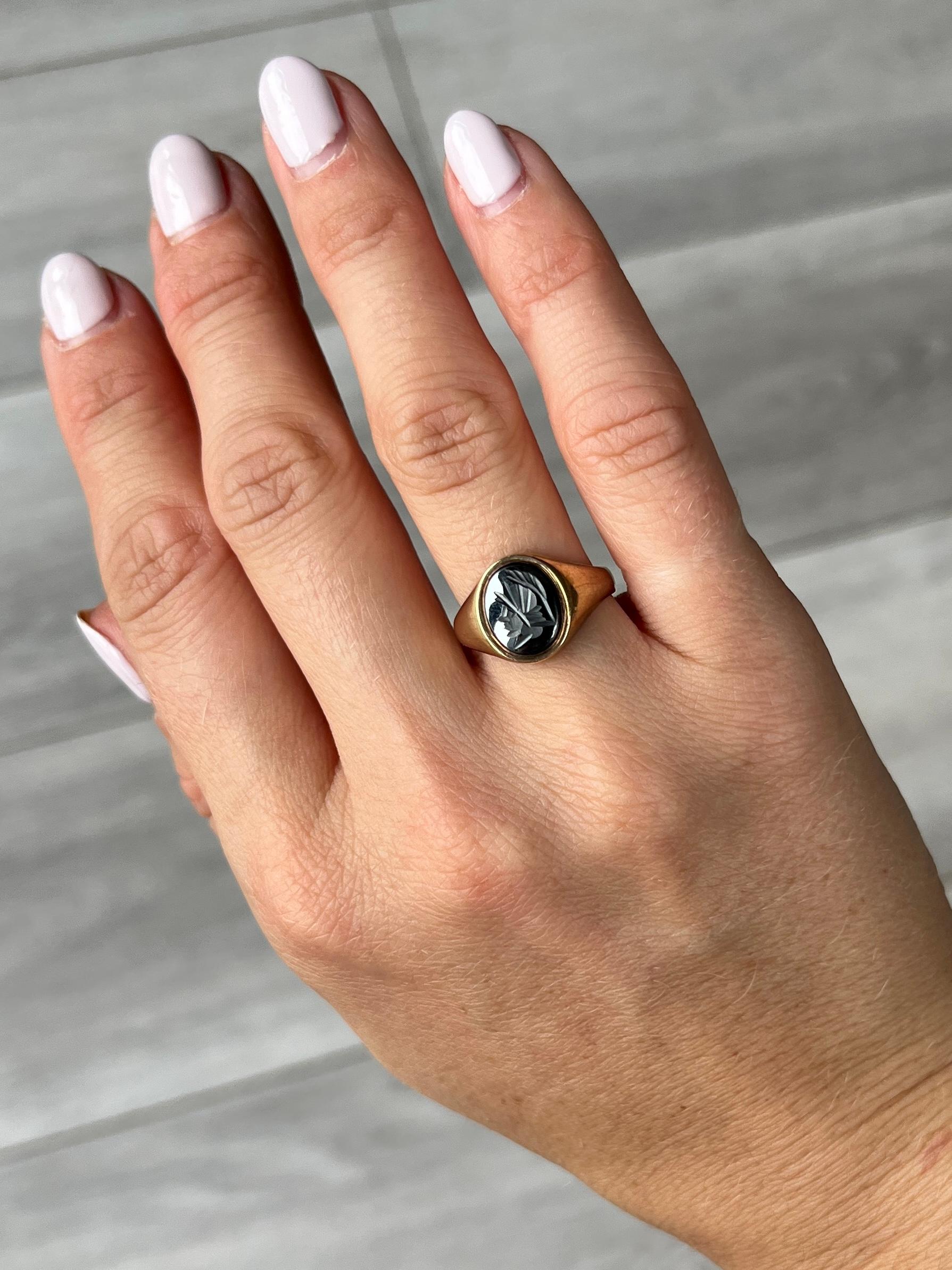 Vintage Hematite 9 Carat Gold Signet In Good Condition For Sale In Chipping Campden, GB