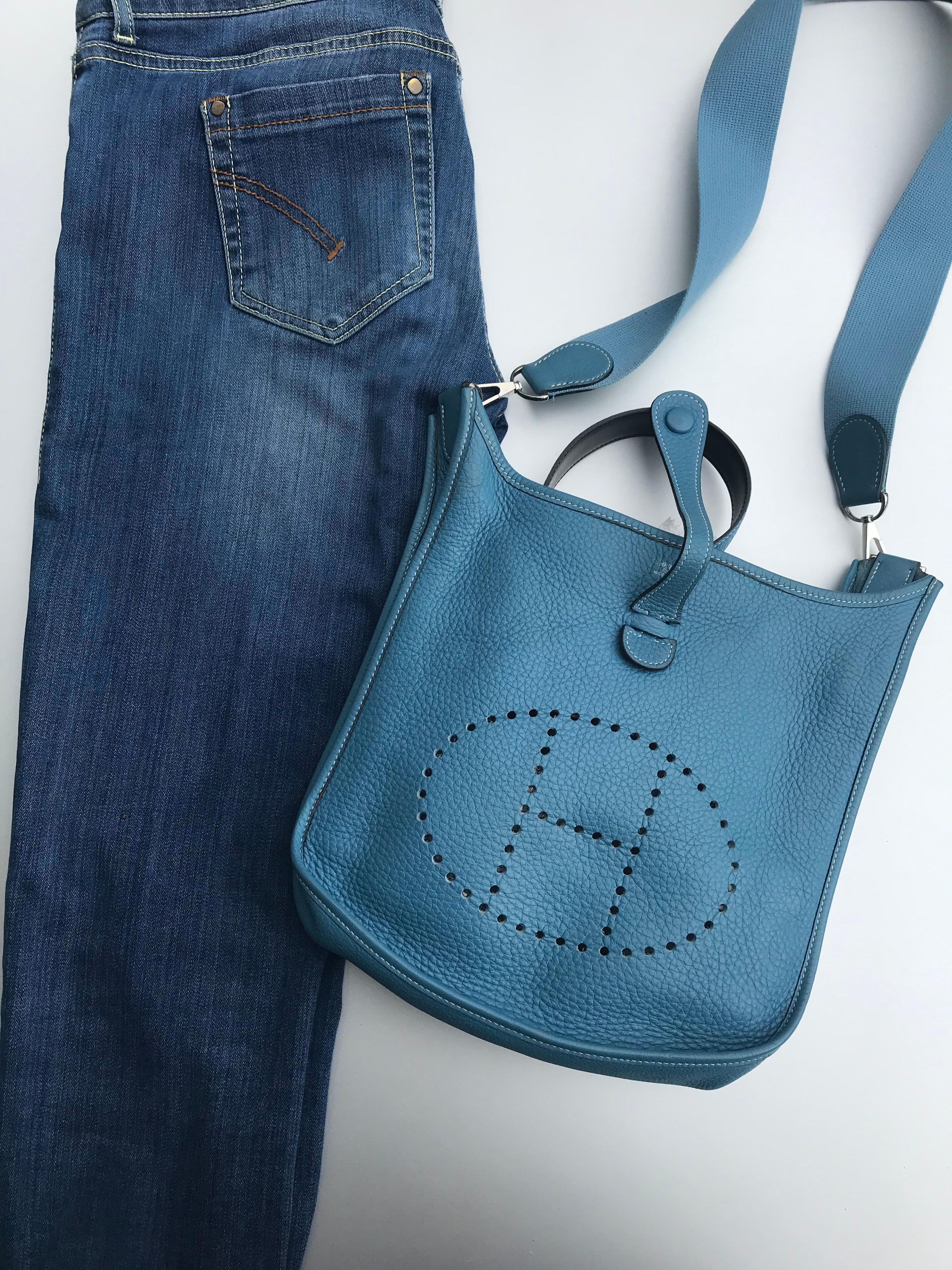 Classic EVELYN II shoulder bag in excellent condition size 29 with outer compartment in blue jeans with palladium fittings. The Clemens leather is pleasantly soft, so the bag is also a little wrinkled! The strap is 93 cm long and 5 cm