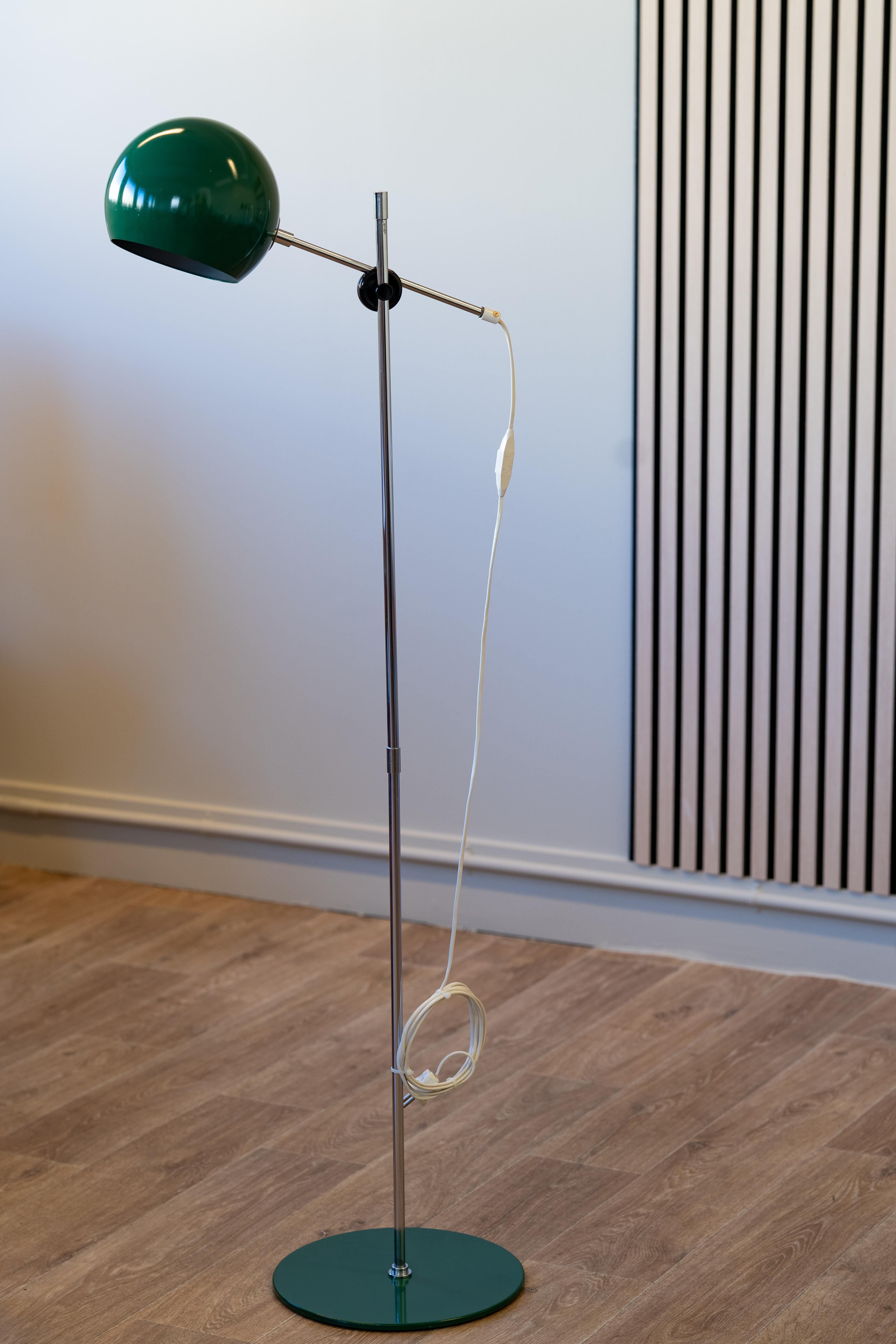 Diese schöne Vintage-Stehlampe von Hemi Klot aus den 1970er Jahren wurde gründlich gereinigt und poliert, damit sie wieder glänzt. Ausgestattet mit einem neuen, modernen Stecker und gründlich geprüften elektrischen Komponenten ist diese Lampe nicht