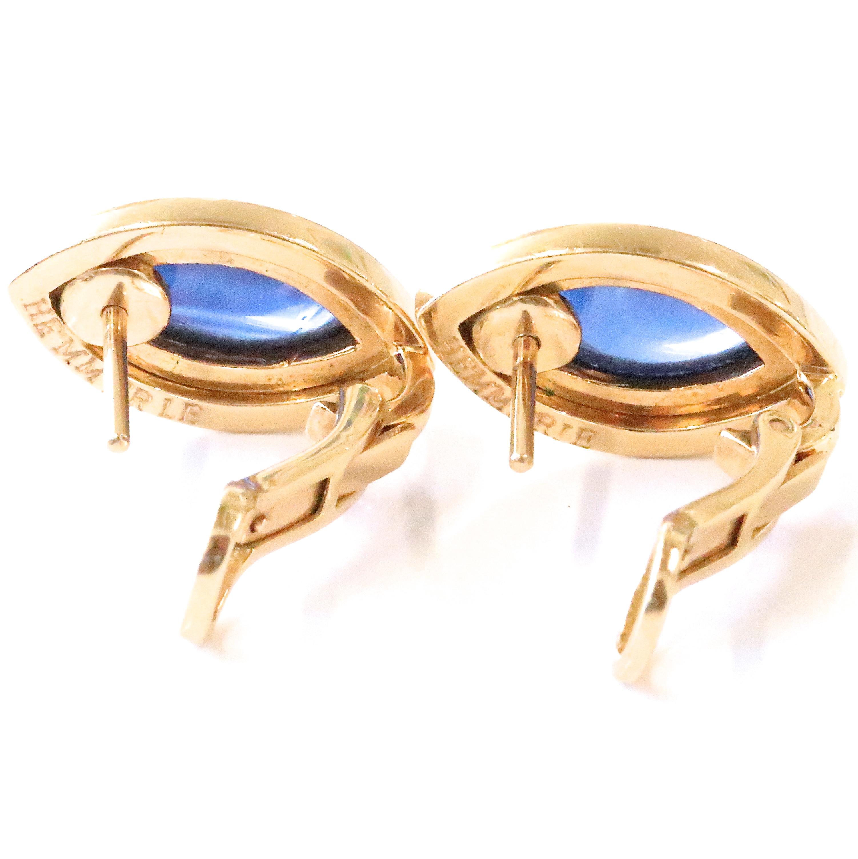 Das jahrhundertealte deutsche Schmuckhaus Hemmerle ist ein überzeugter Verfechter des Handwerks. Wenn Sie sich schick und elegant fühlen wollen:: sollten Sie mit diesen Vintage Hemmerle Saphir 18k Gold Ohrringen etwas Farbe in Ihren Look bringen.