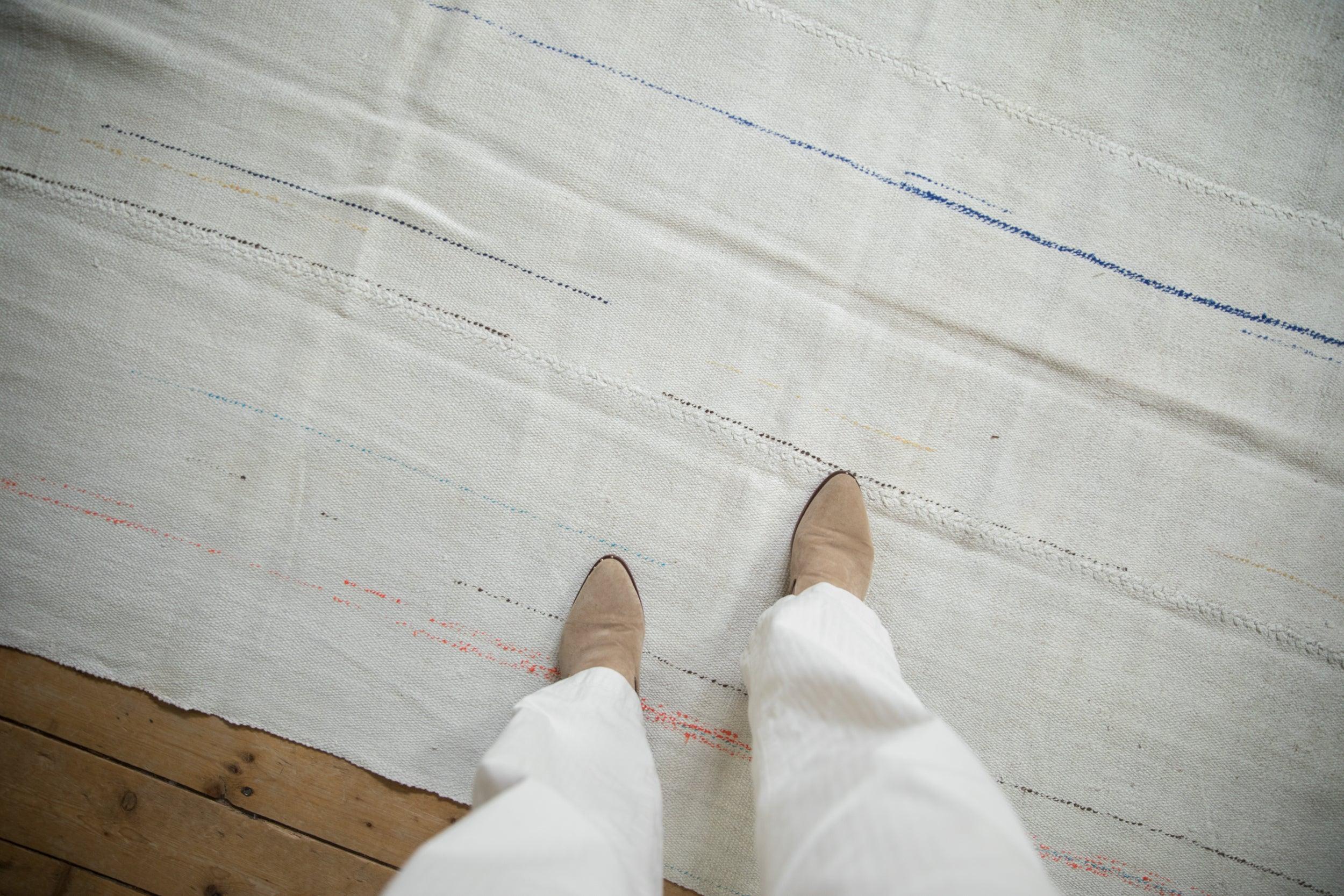 :: Einfarbig gewebter Kelim im Querformat mit lustigen und fröhlichen Lichtakzenten in hellen Farbtönen, die die gesamte Fläche leicht akzentuieren. Zu den Farben und Schattierungen gehören: Platin, Silber, Beige, Elfenbein, Orange, Kobaltblau,