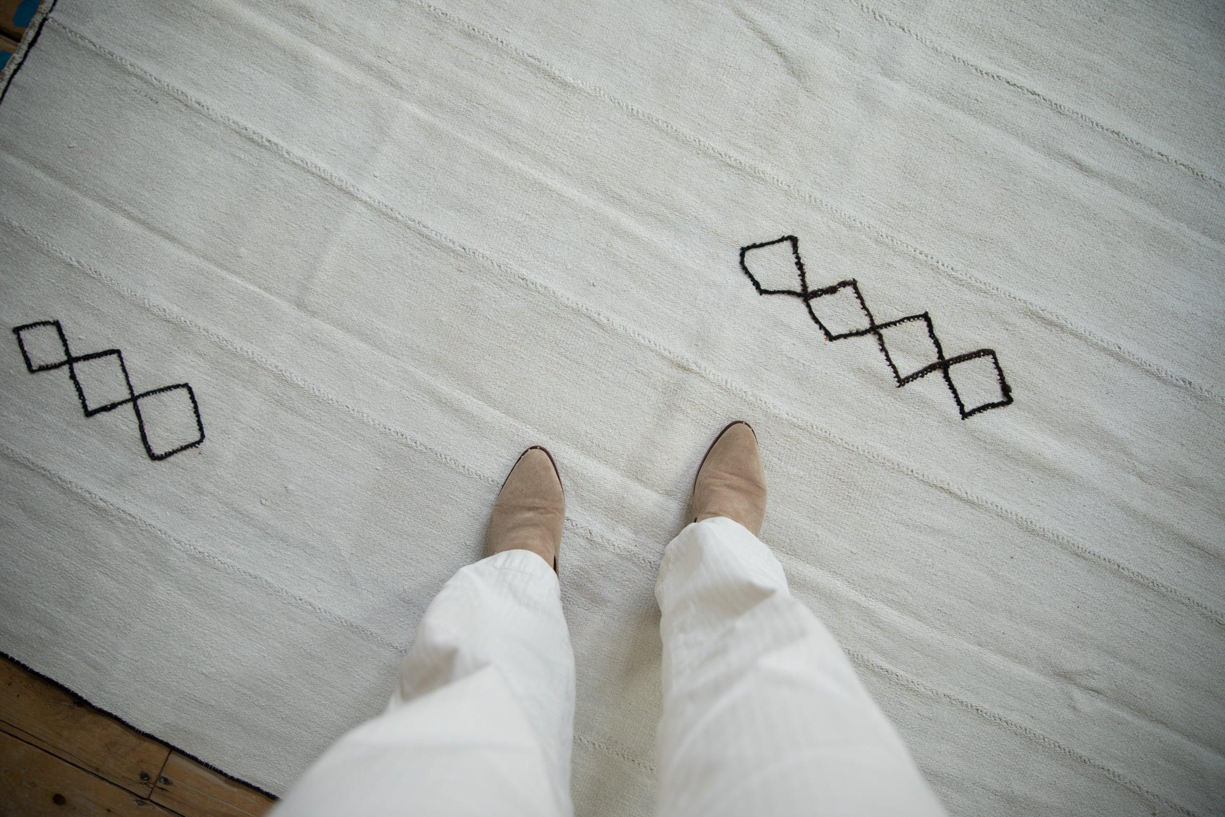 :: Tessuto a tinta unita con diverse aree di accenti decorativi aggiunti di rombi cuciti, un ciuffo di filo di lana di capra che ricorda un ragno! Diversi ciuffi aggiuntivi di fibre sintetiche gialle per accentuare il tutto. I colori e le sfumature