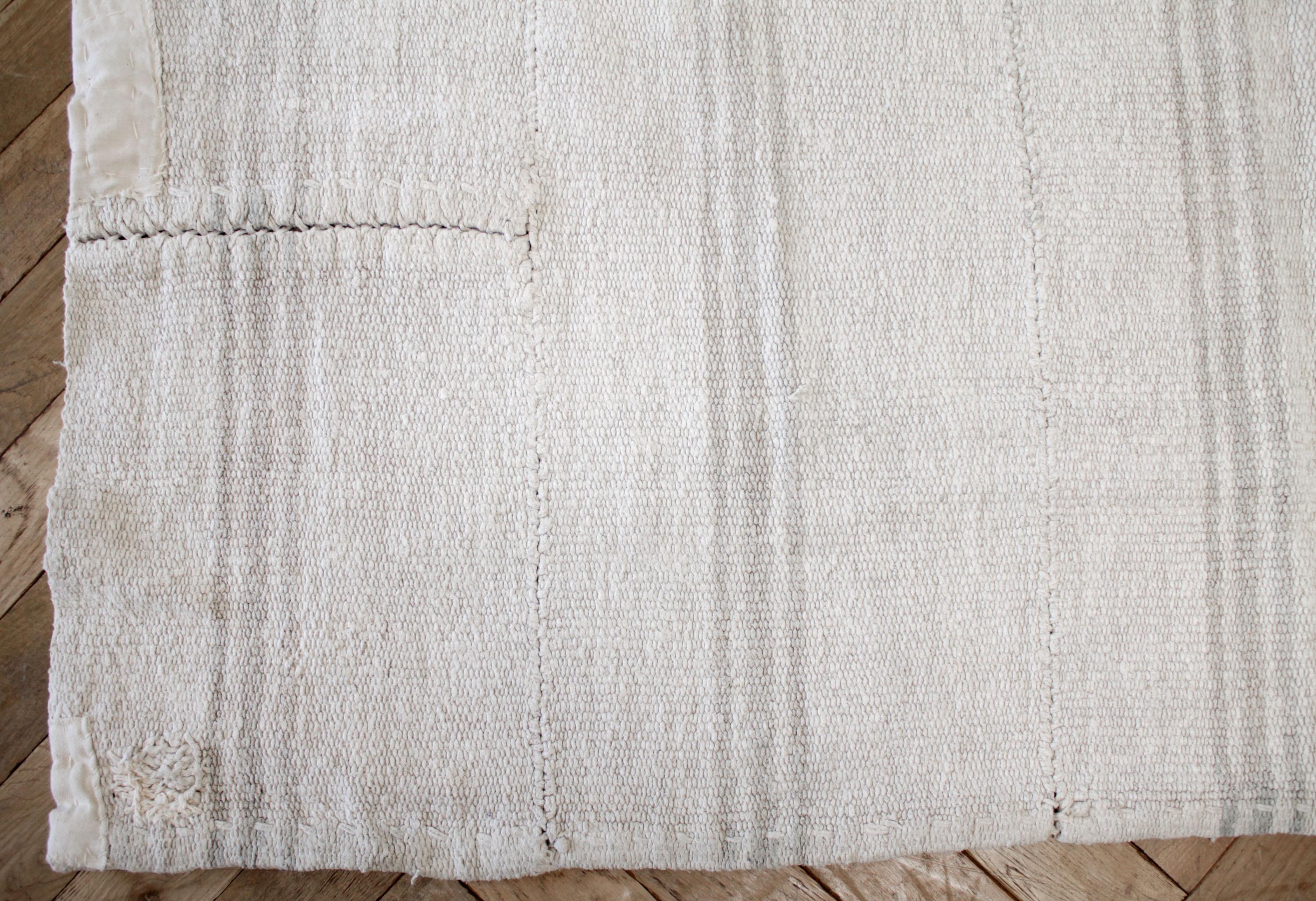 Penelope vintage Hemp Turkish rug in oyster white with light taupe stripes
Vintage Turkish rug in made from Hemp, in a light natural, or off-white color, with a light gray, almost taupe gray stripe. Original patchwork with hand