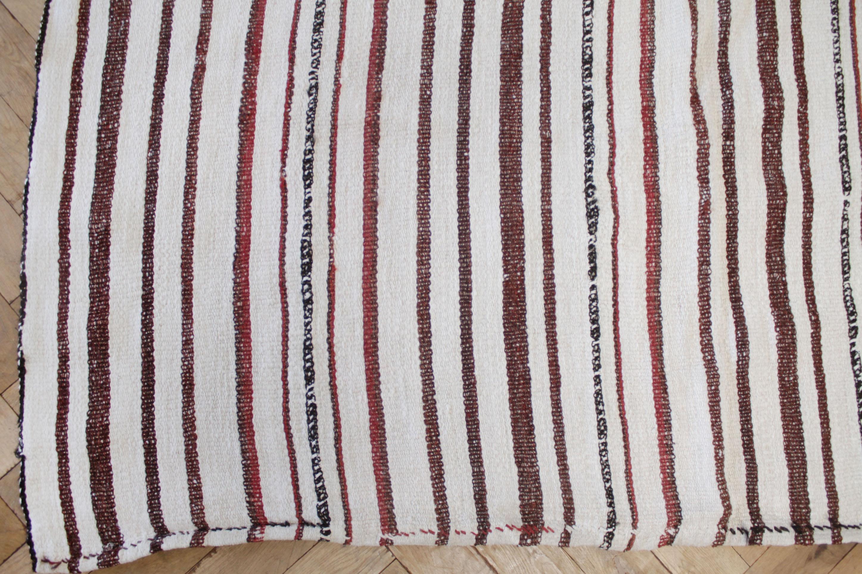 Karminroter Streifenteppich
Türkischer Vintage-Teppich in weißer Webart mit hellen bis dunklen ziegelfarbenen Streifen.
Unsere neueste Kollektion ist aus der Türkei eingetroffen. Sie eignen sich hervorragend als Teppich, oder Sie lassen sich von