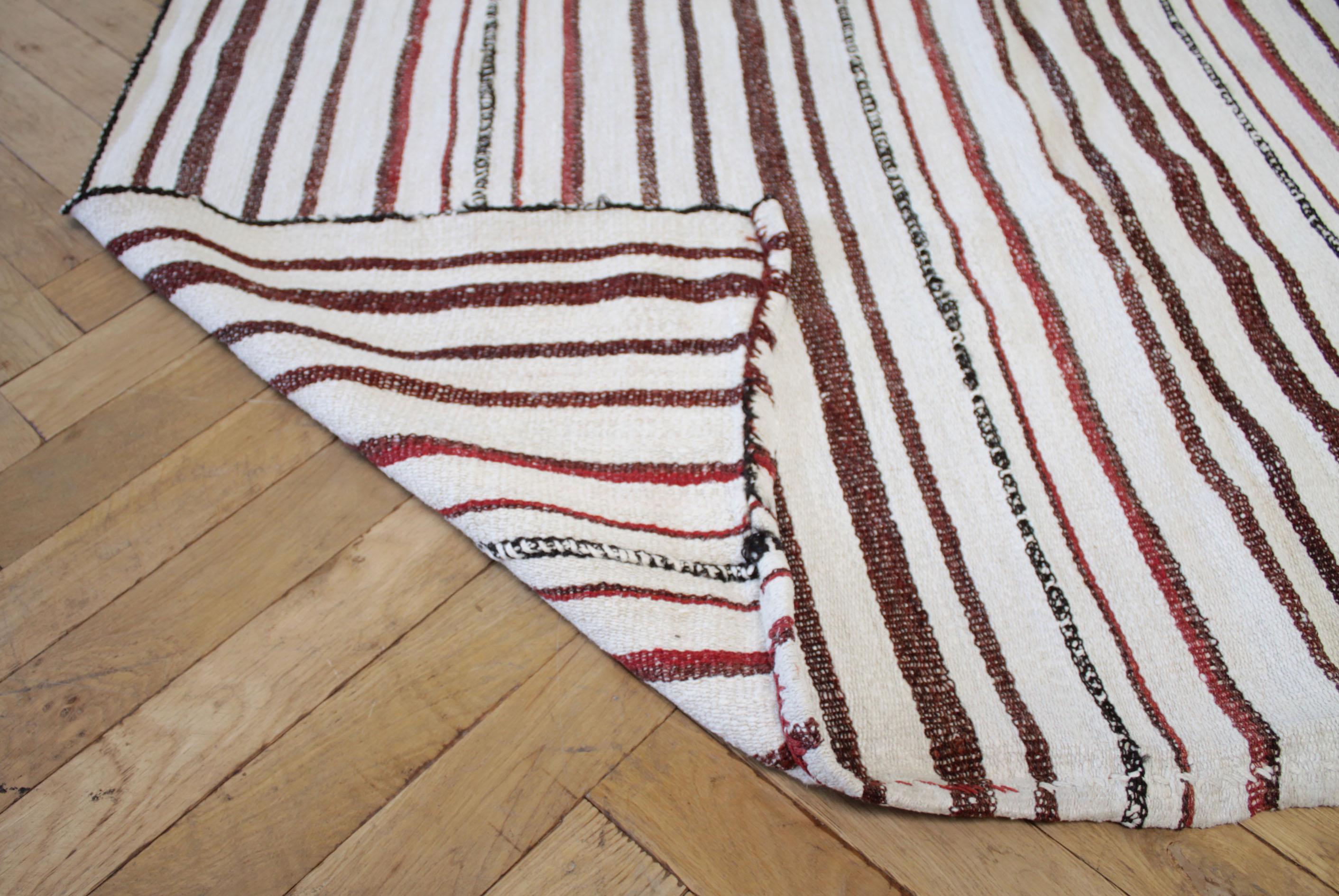 Türkischer Vintage-Saumteppich mit weißen Streifen und Ziegelfarbenen Streifen im Zustand „Gut“ im Angebot in Brea, CA