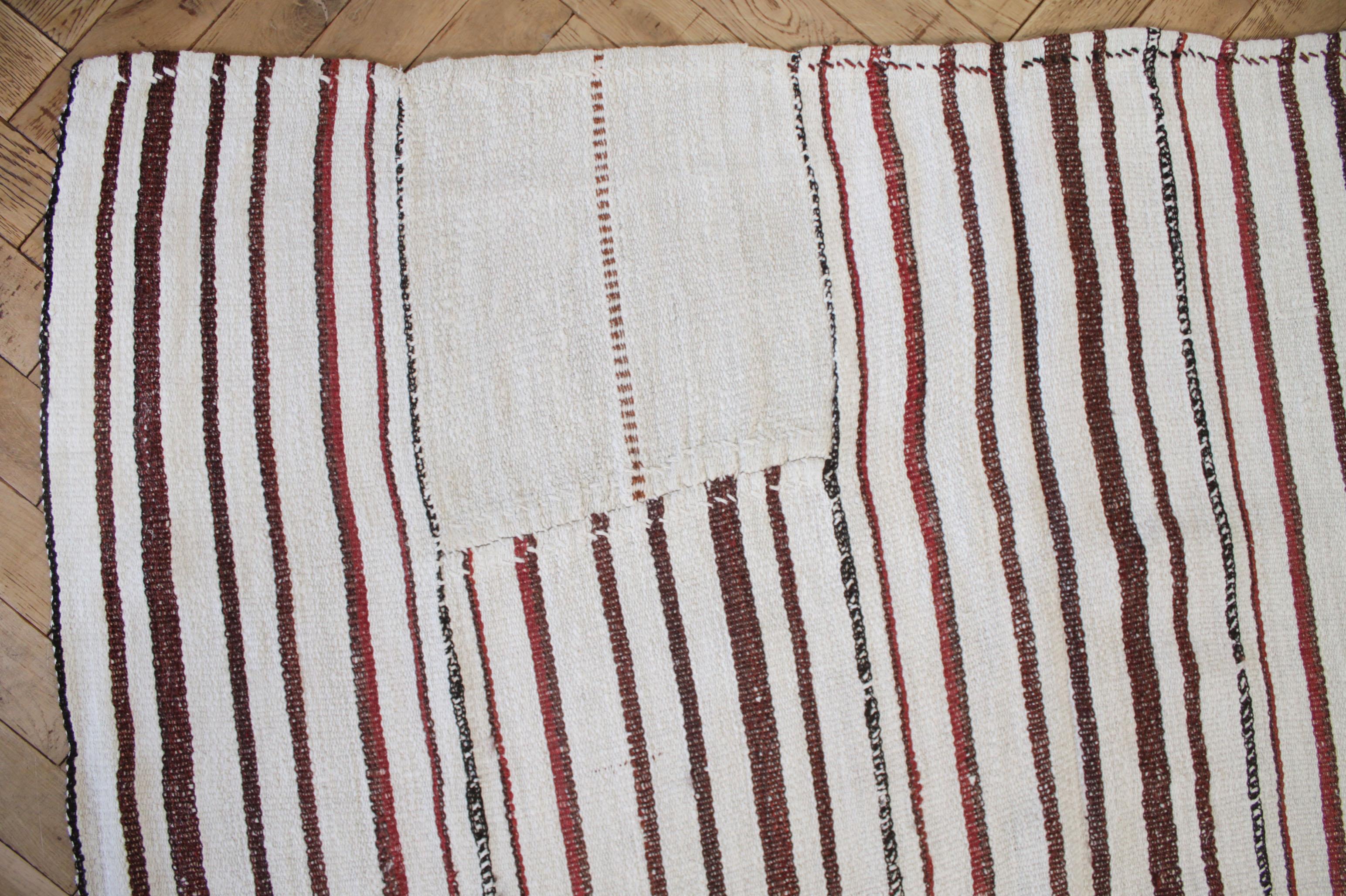 Türkischer Vintage-Saumteppich mit weißen Streifen und Ziegelfarbenen Streifen (Hanf) im Angebot